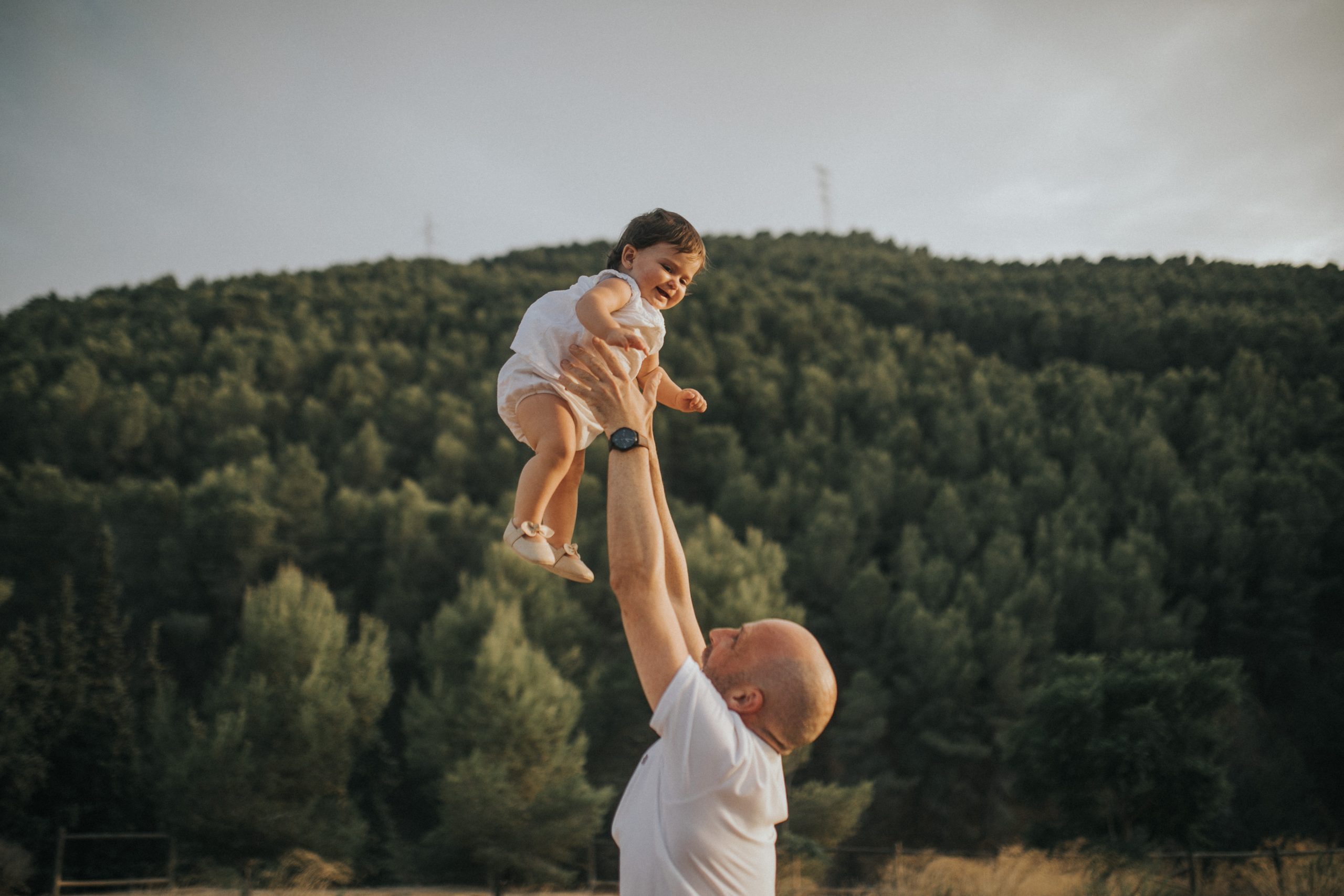Padre e hija jugando en el monte