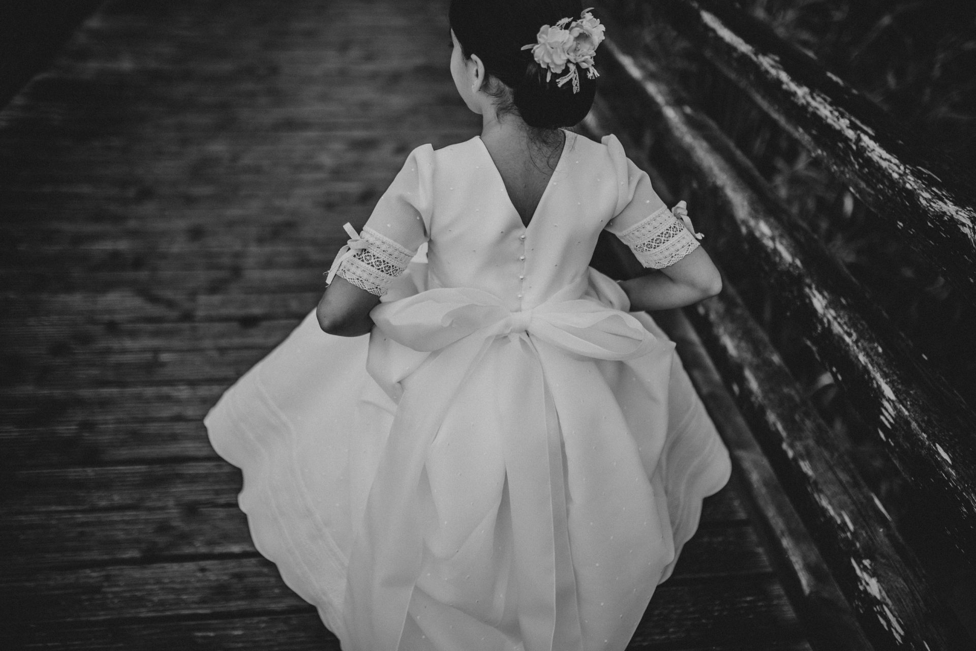 Niña con vestido de comunión en blanco y negro