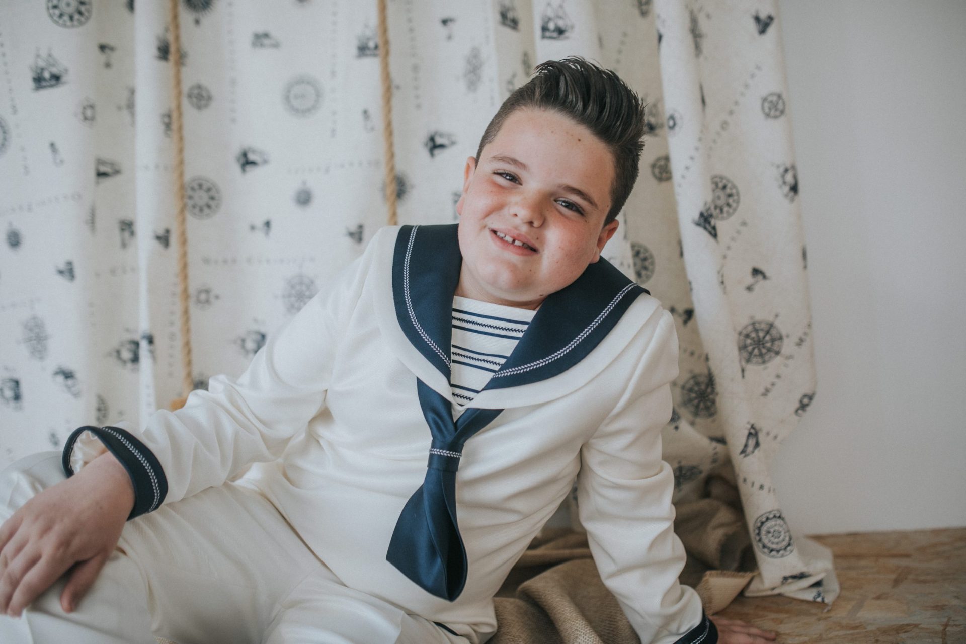 Niño sonriente con traje de comunión