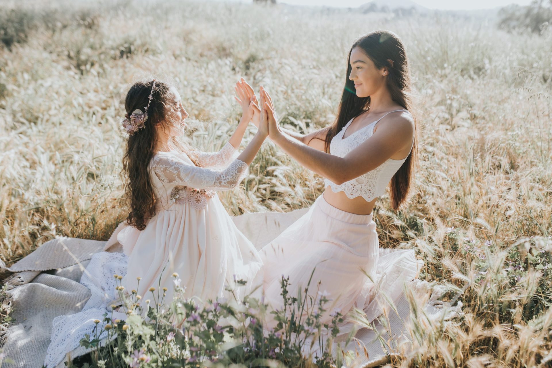 Niñas con vestido de comunión en medio del campo
