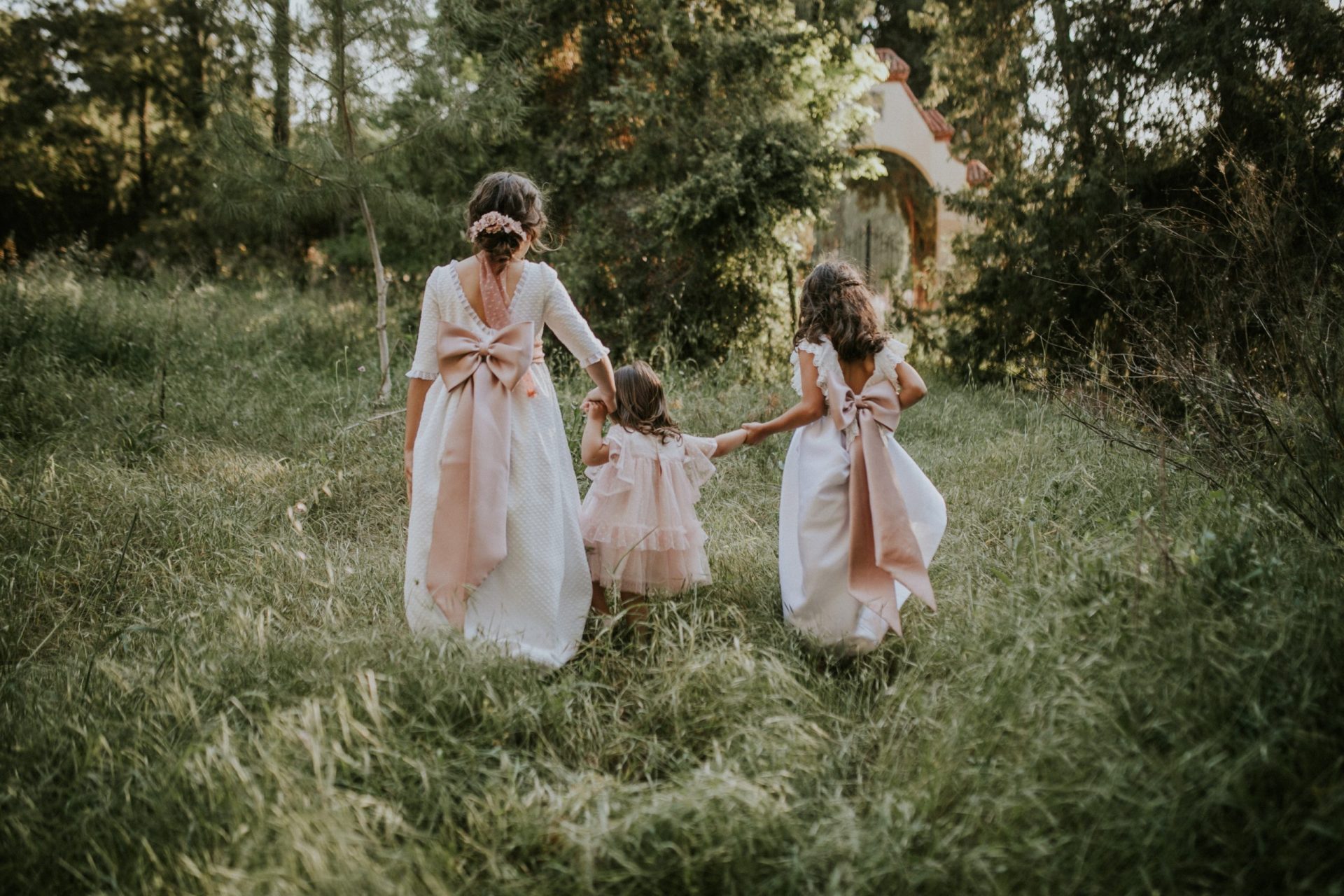 Niñas con vestido de comunión en el campo