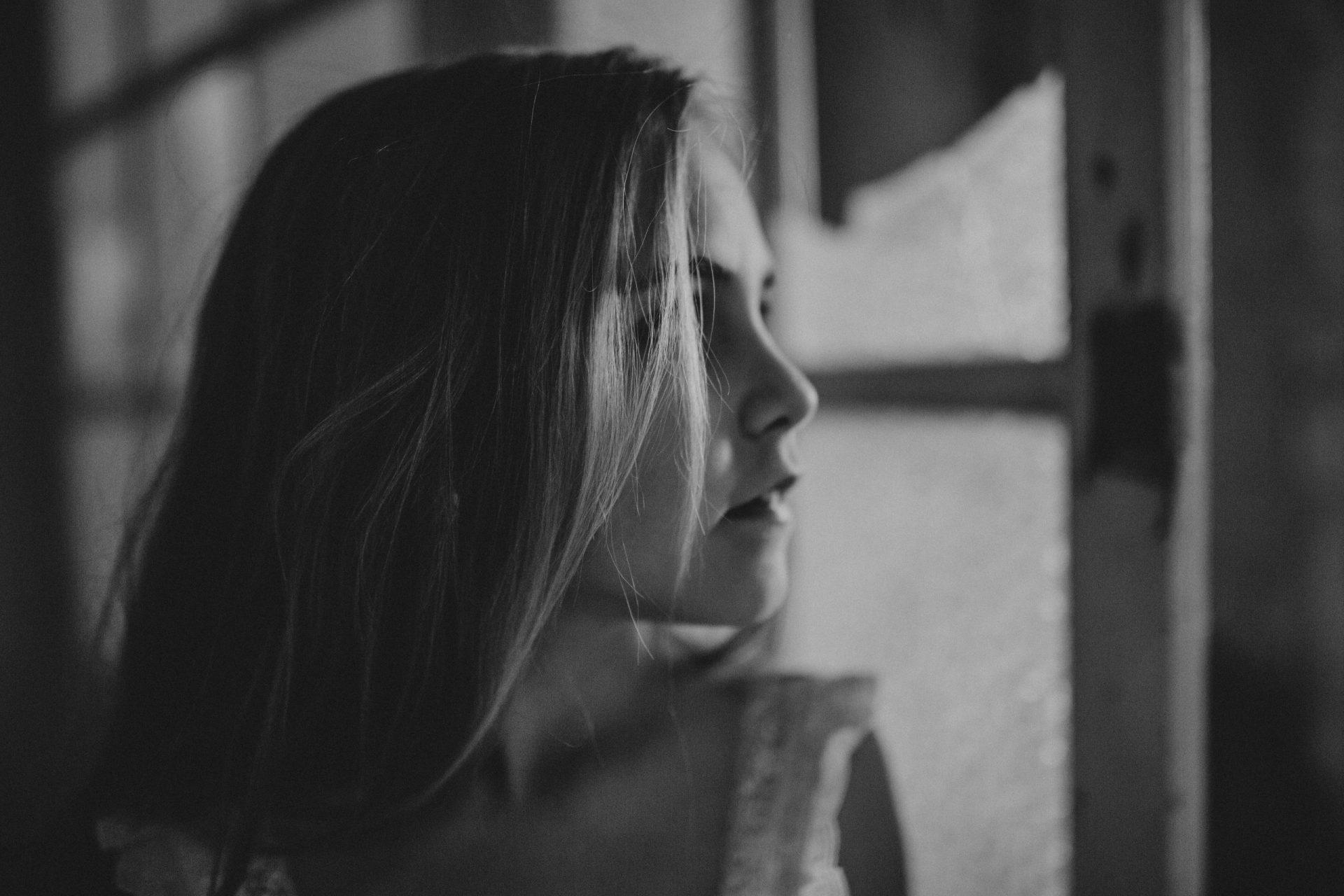 Fotografía en blanco y negro de una niña