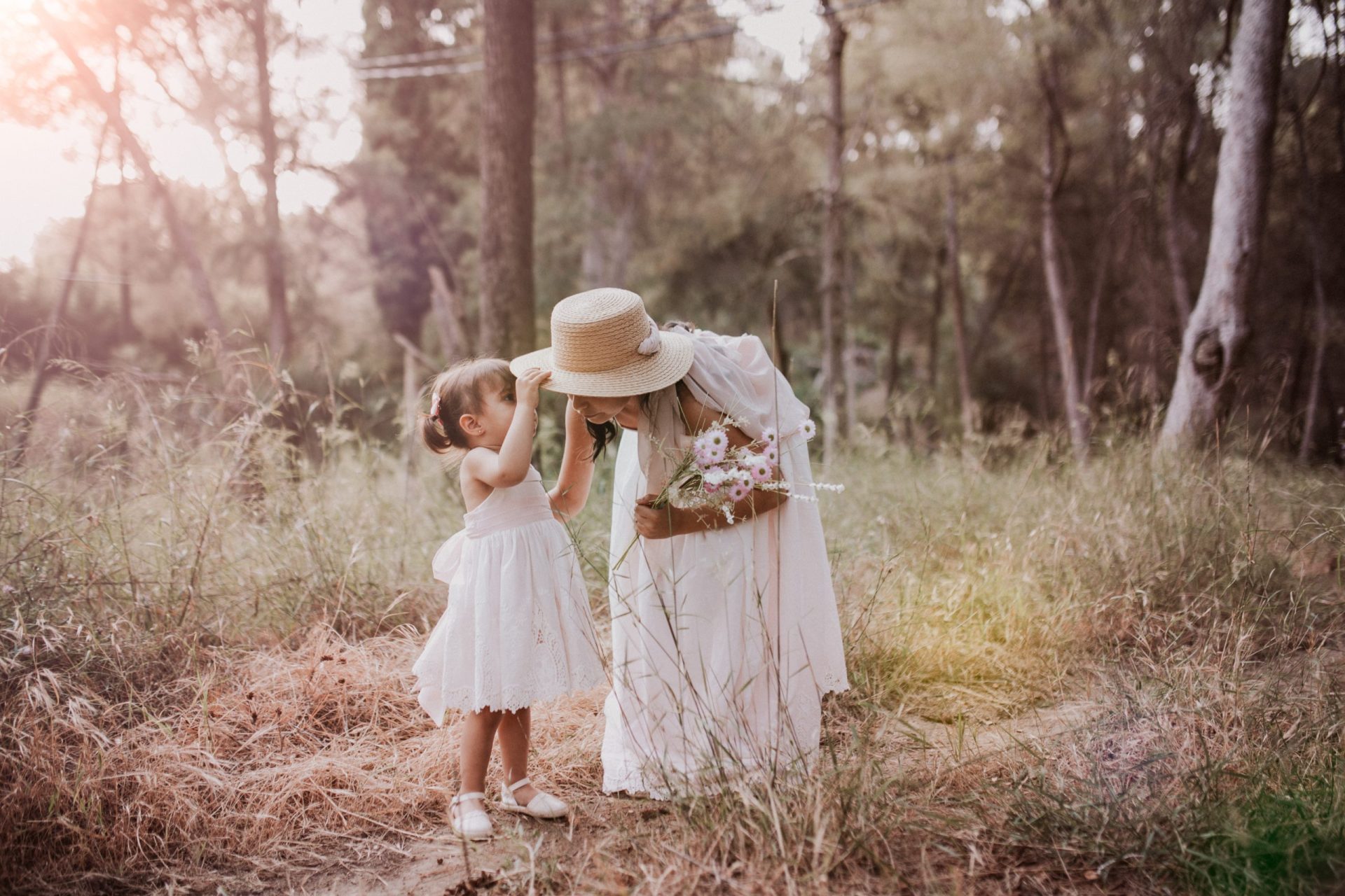 Hermanas en el campo con vestidos blancos