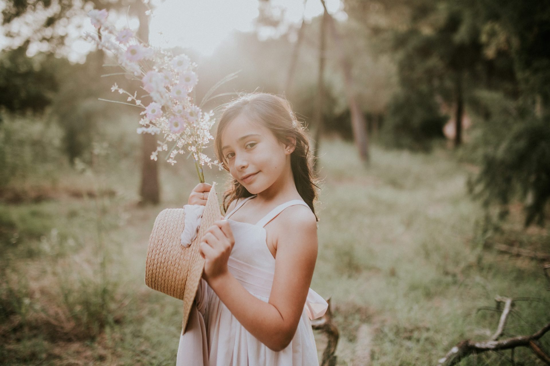 Niña en el campo por su comunión