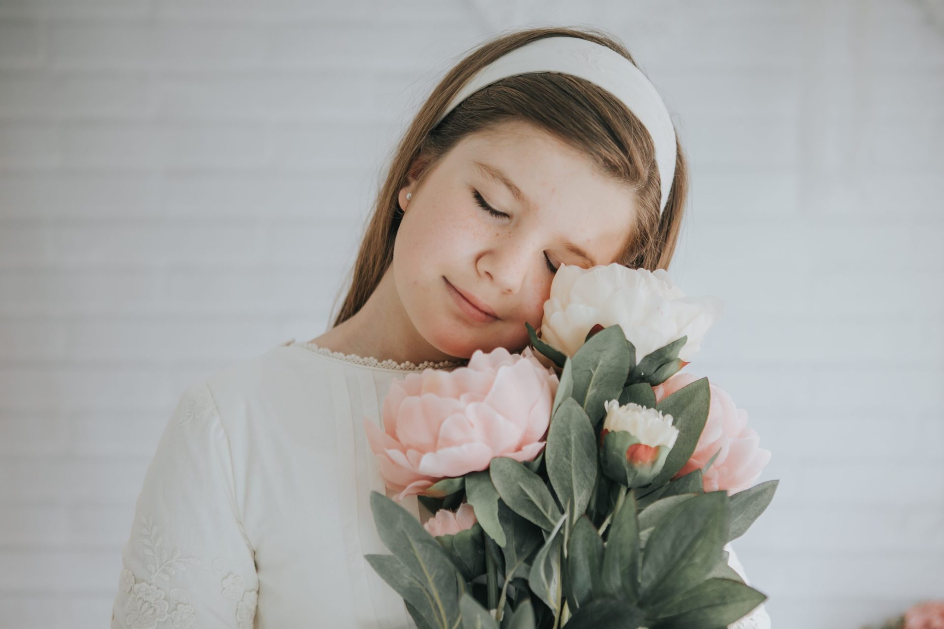 Niña sonriendo con ramo de flores