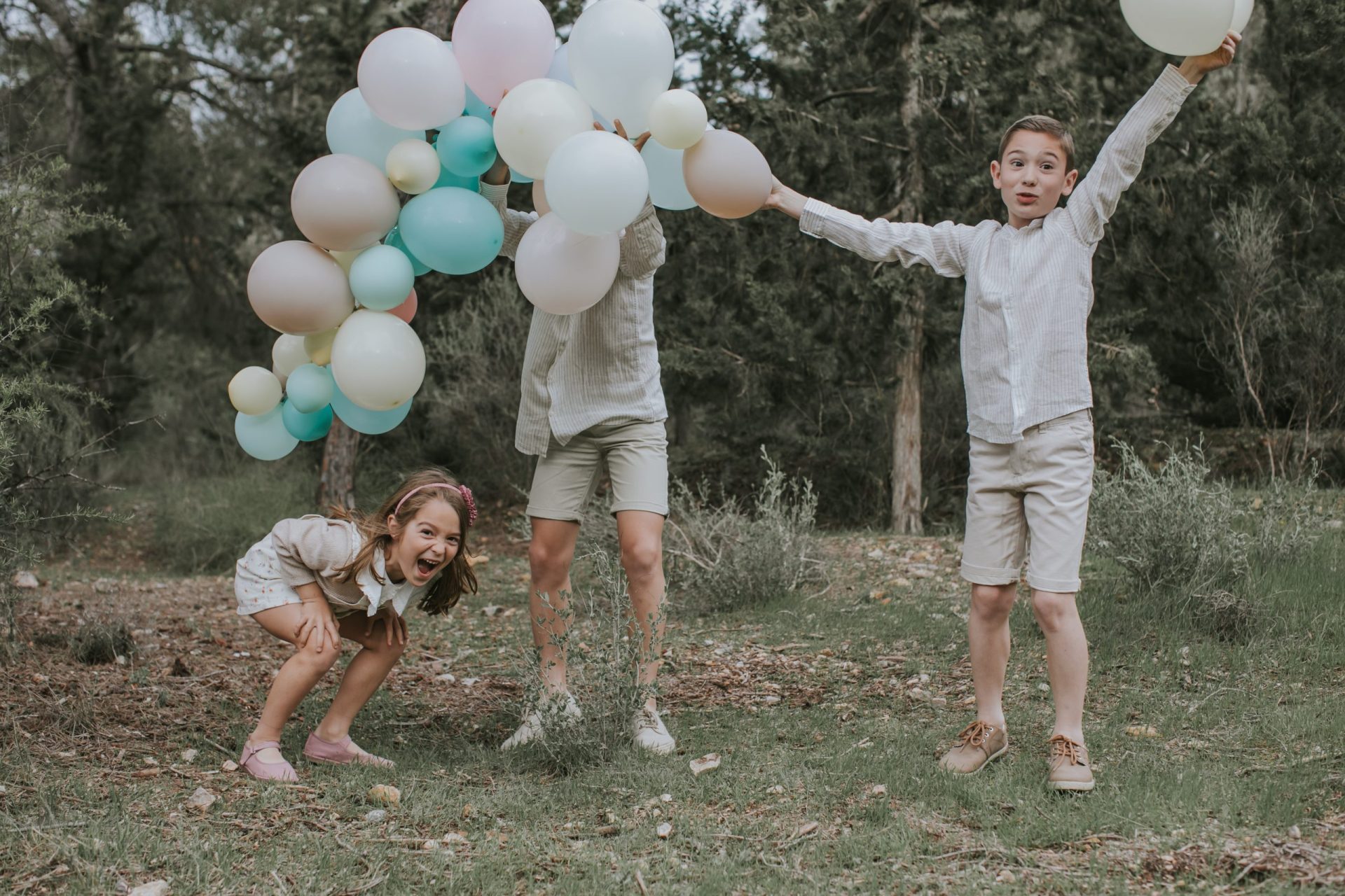 Niños jugando con globos en le campo