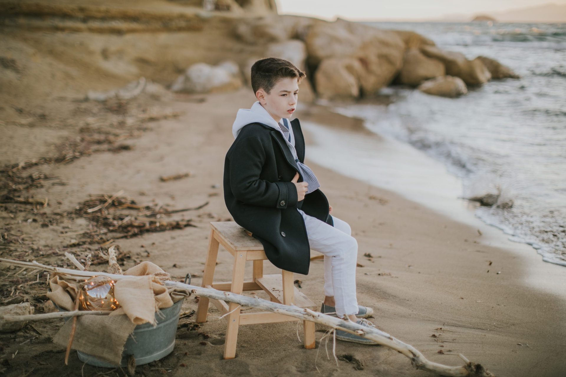 Niño en la playa con traje de comunión