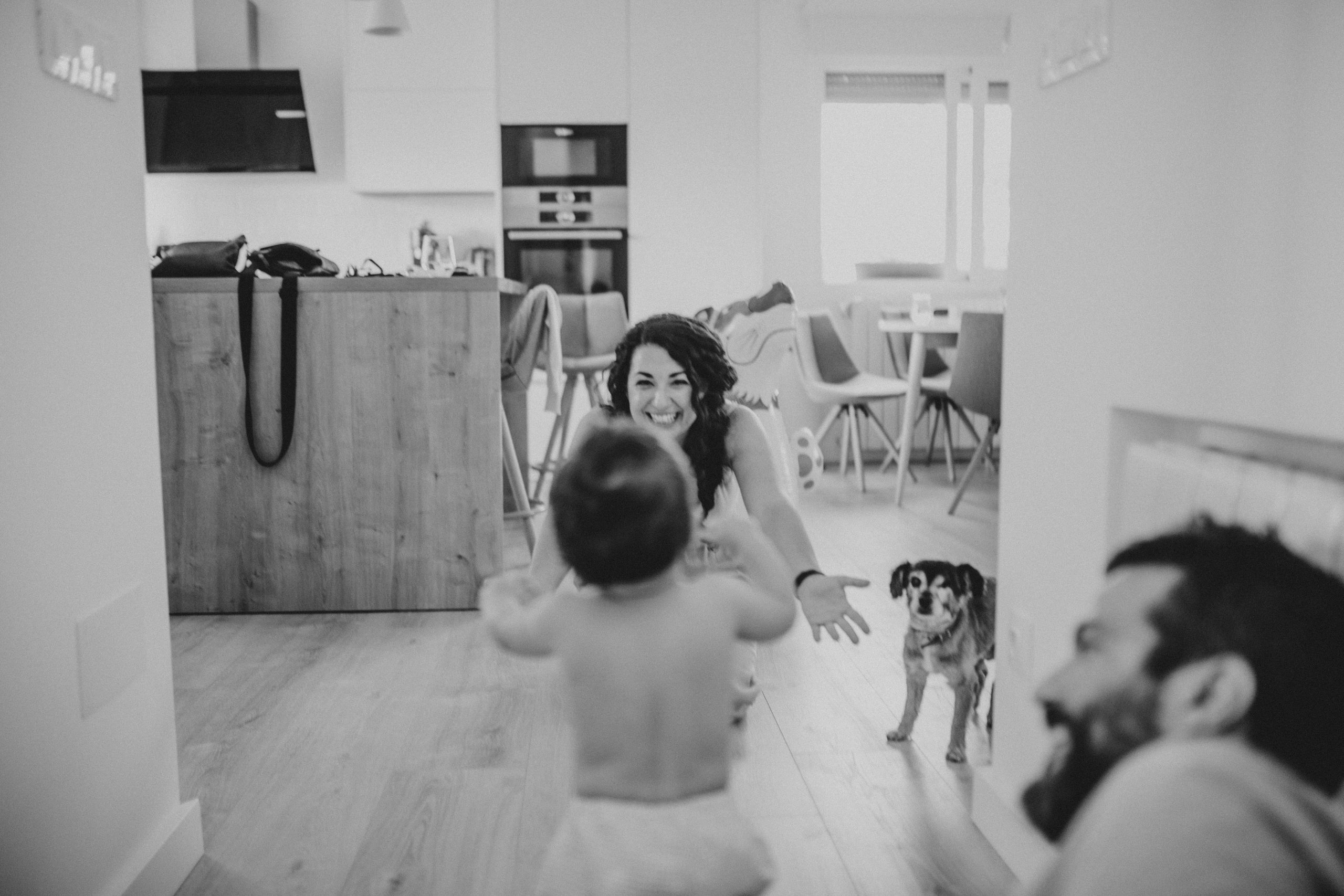 Fotografía en blanco y negro bebé intentando caminar