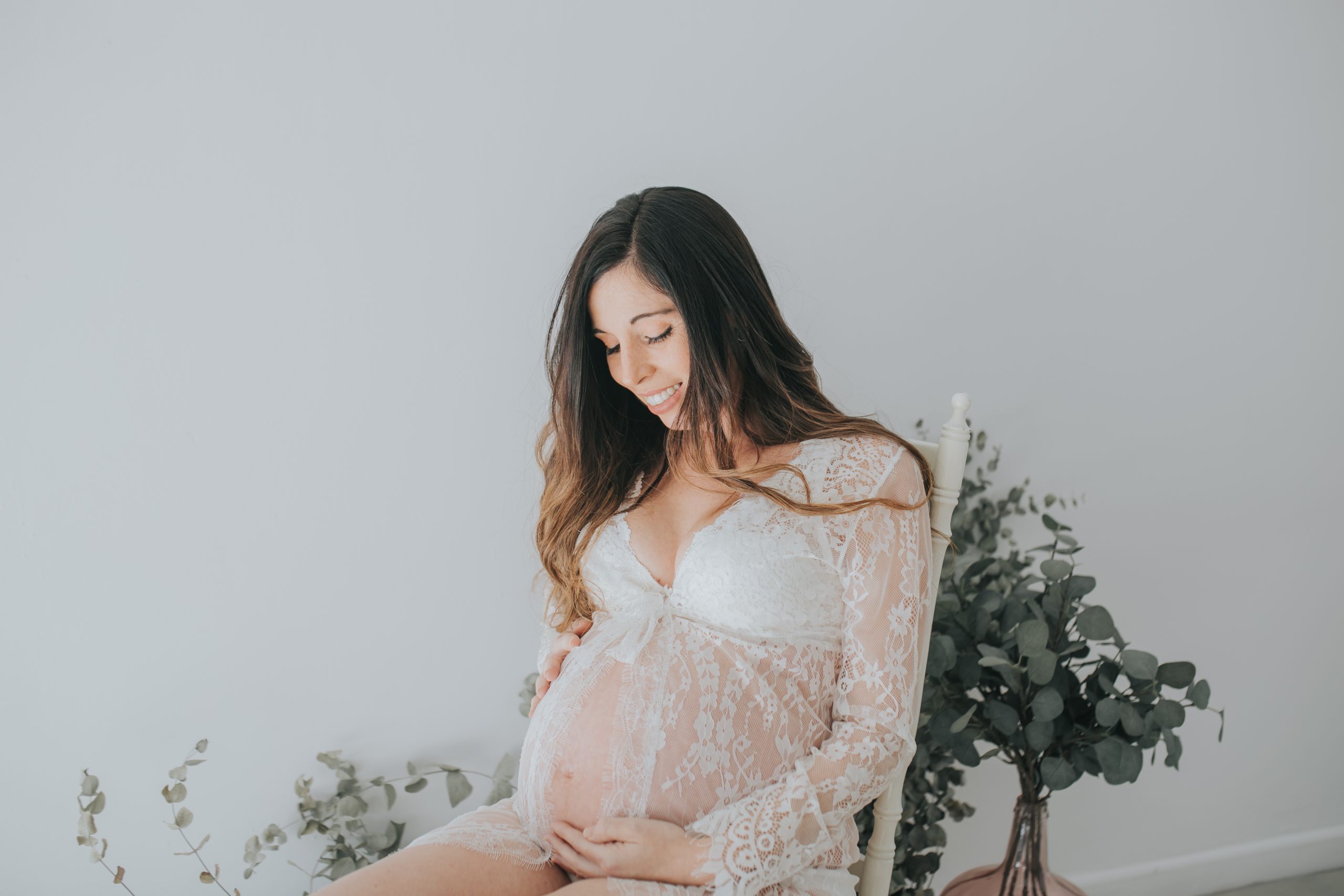 Mujer embarazada observando su barriga