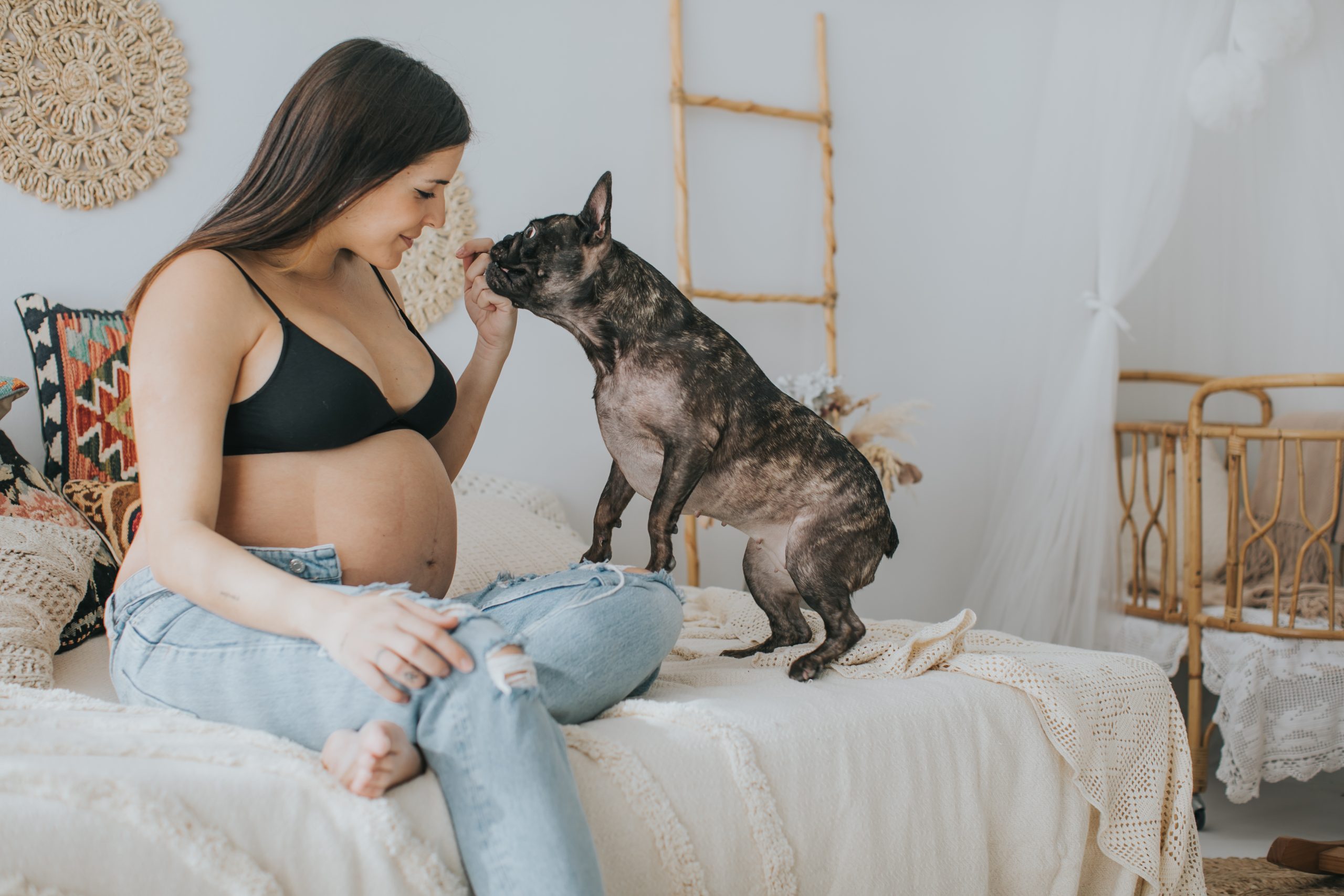 Mujer embarazada jugando con el perro