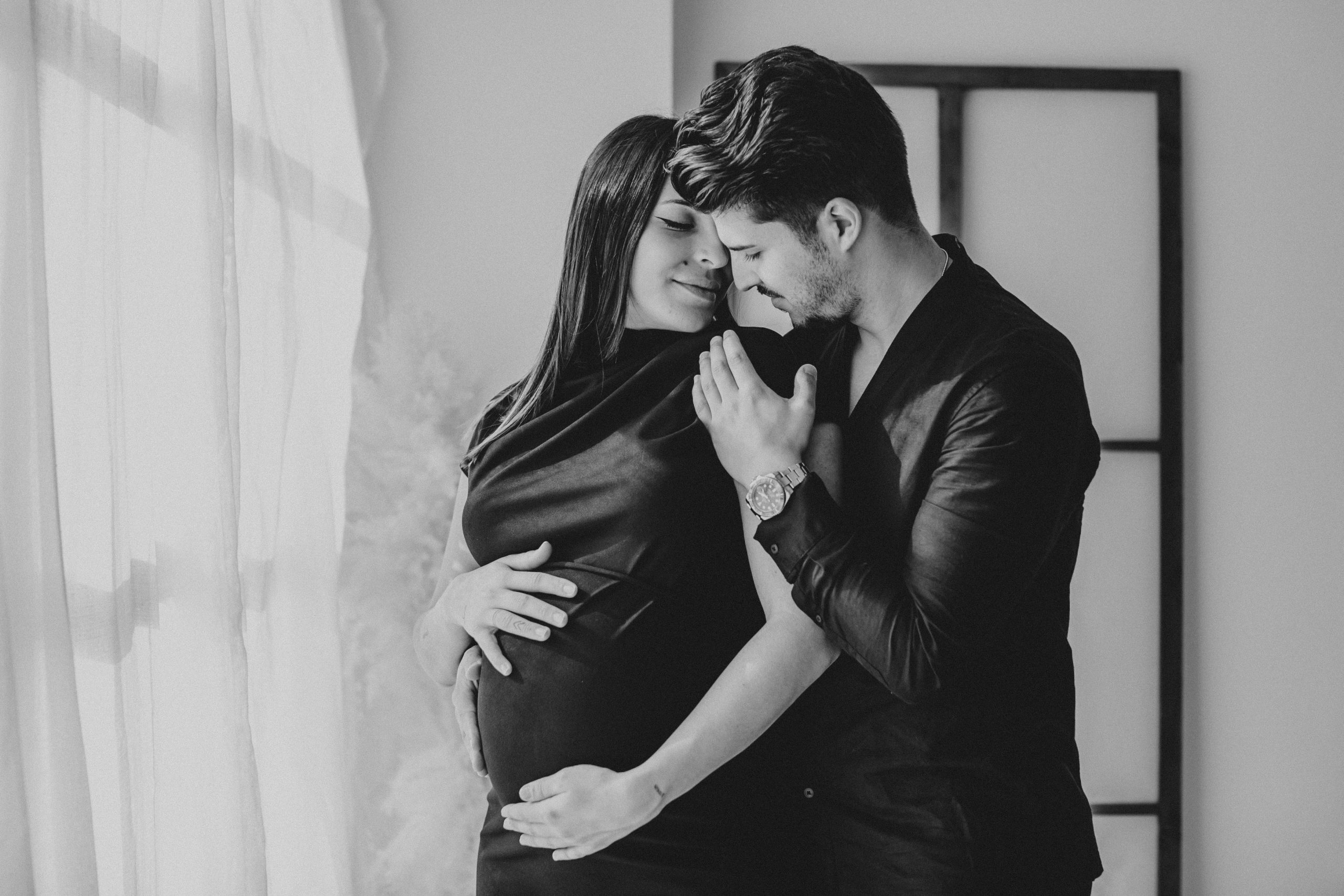 Fotografía en blanco y negro de pareja embarazada