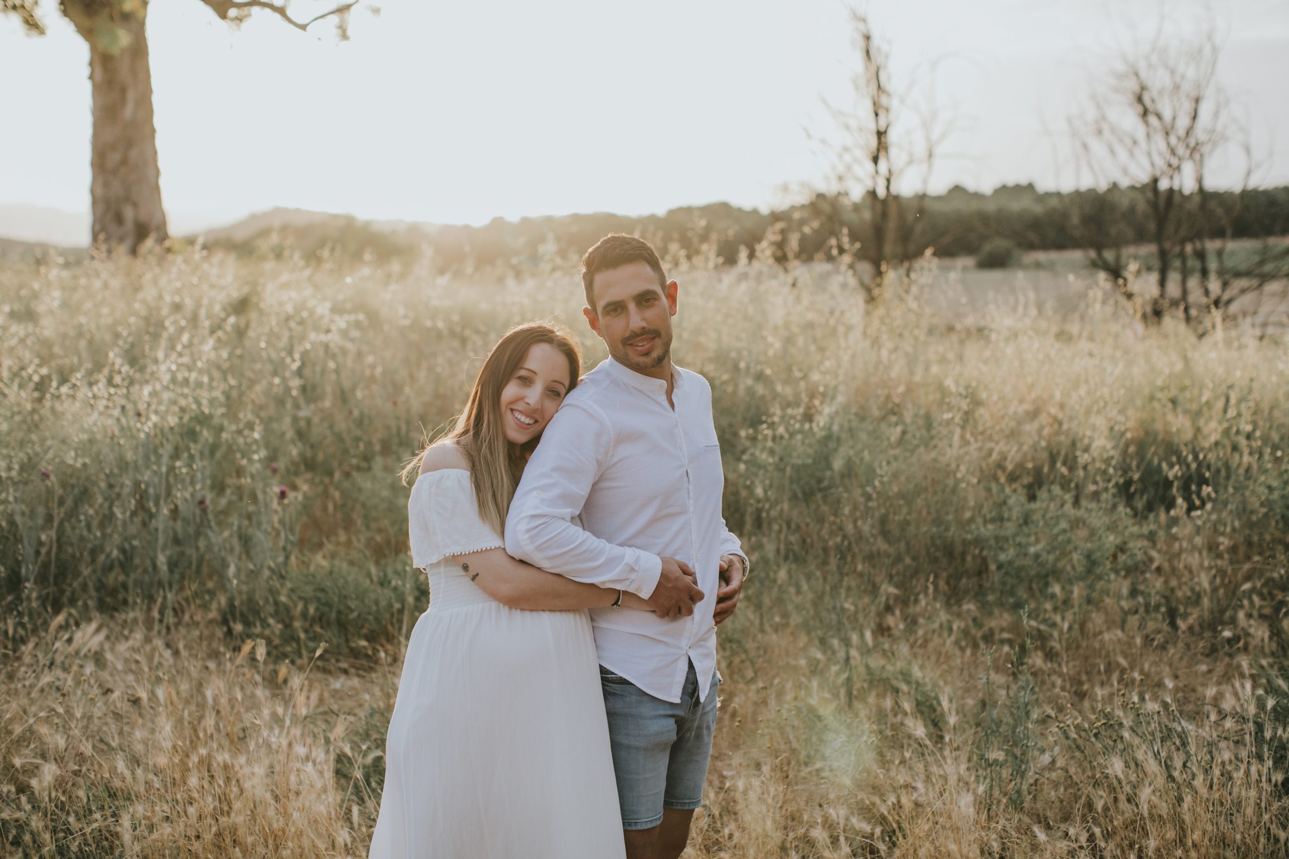 Pareja abrazándose en el campo