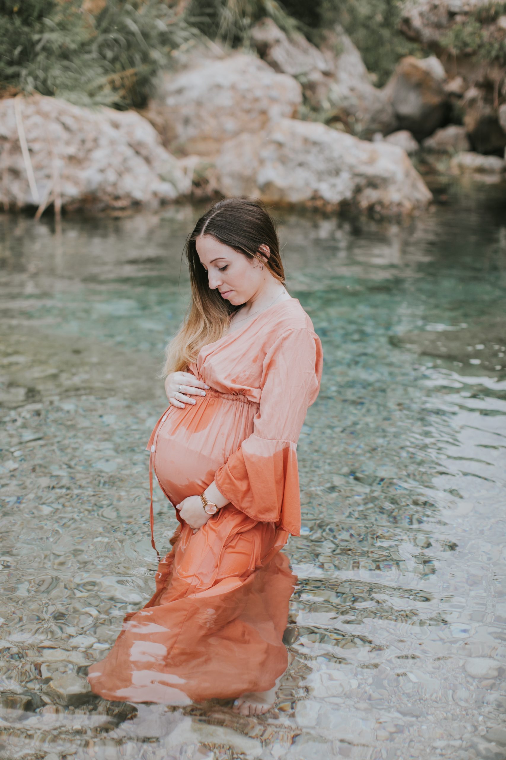 una mujer acariciando su barriga de embarazada