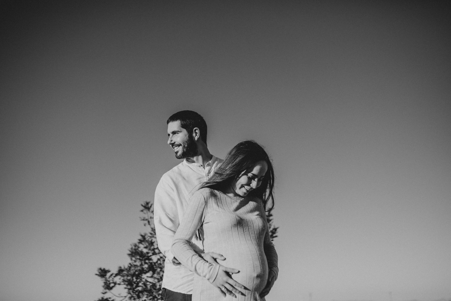 Fotografía en blanco y negro de una pareja abrazándose
