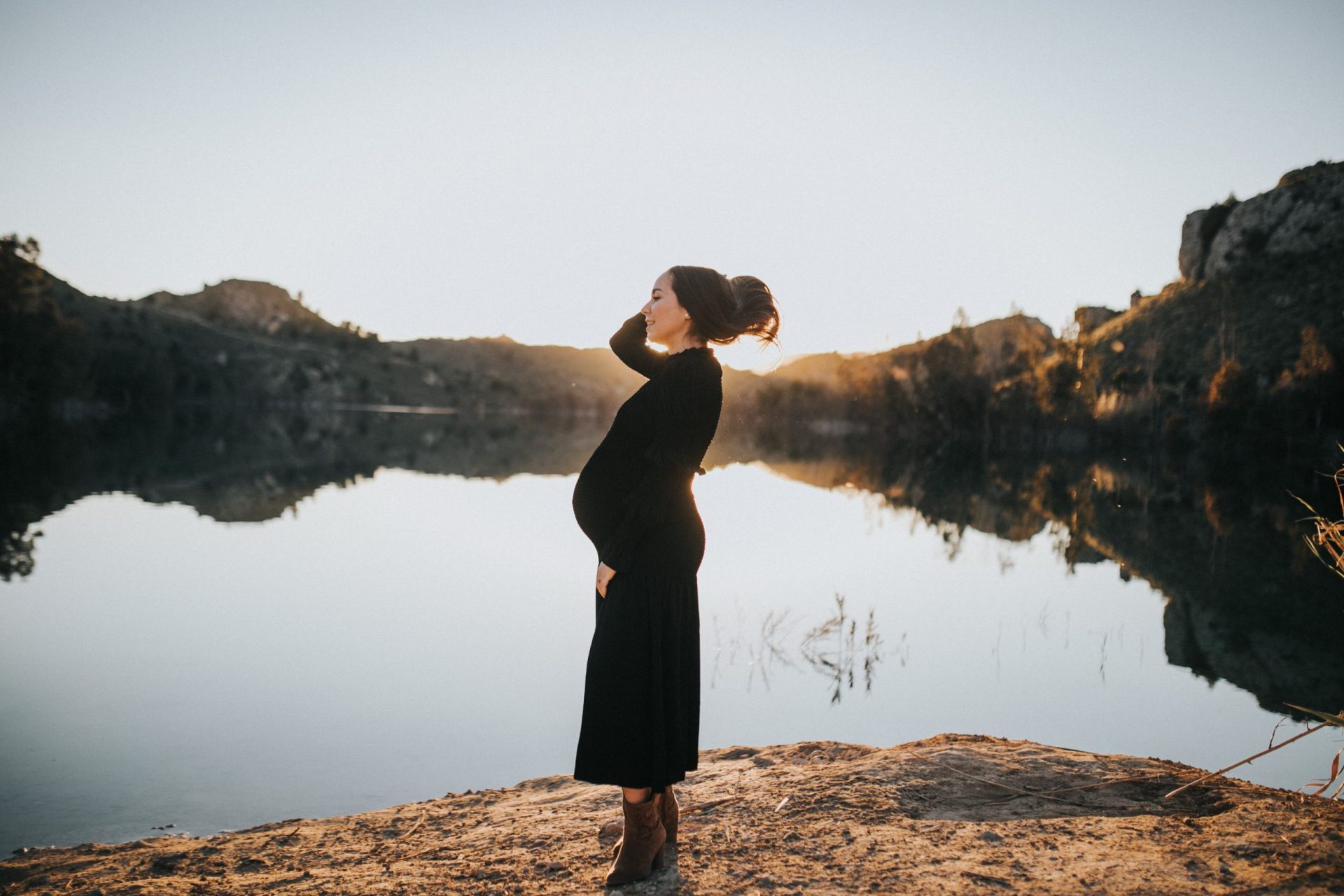 Mujer embarazada a la orilla de un río