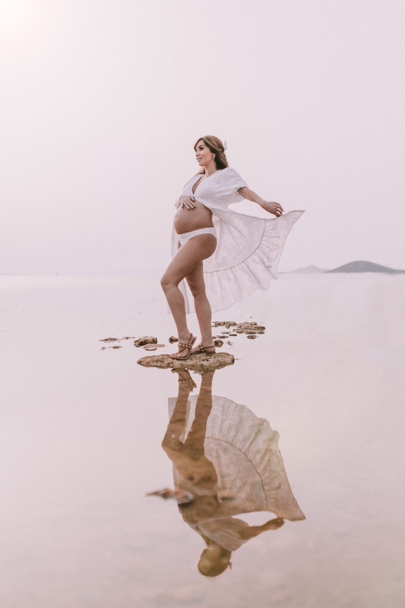 Embarazada sobre la playa