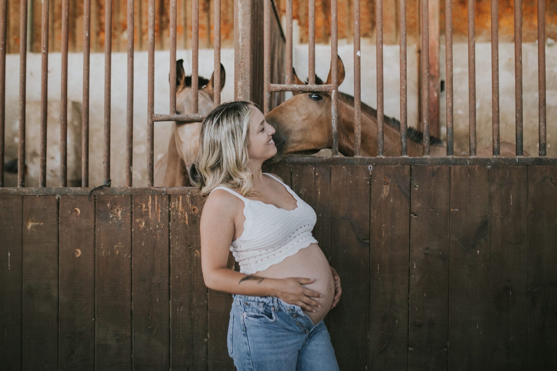 Mujer embarazada observando un caballo