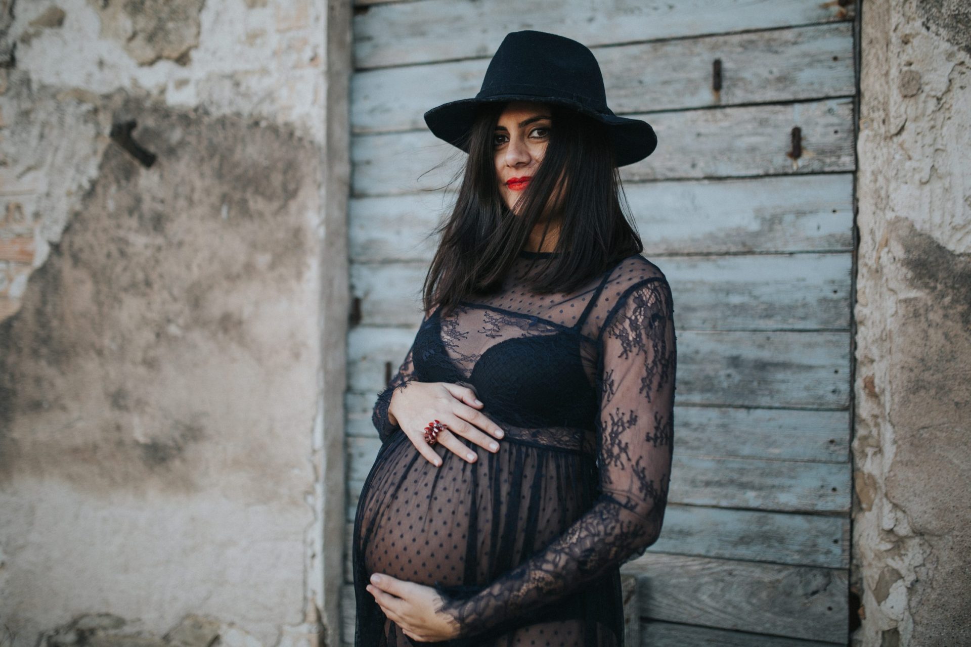Mujer embarazada acariciando su barriga