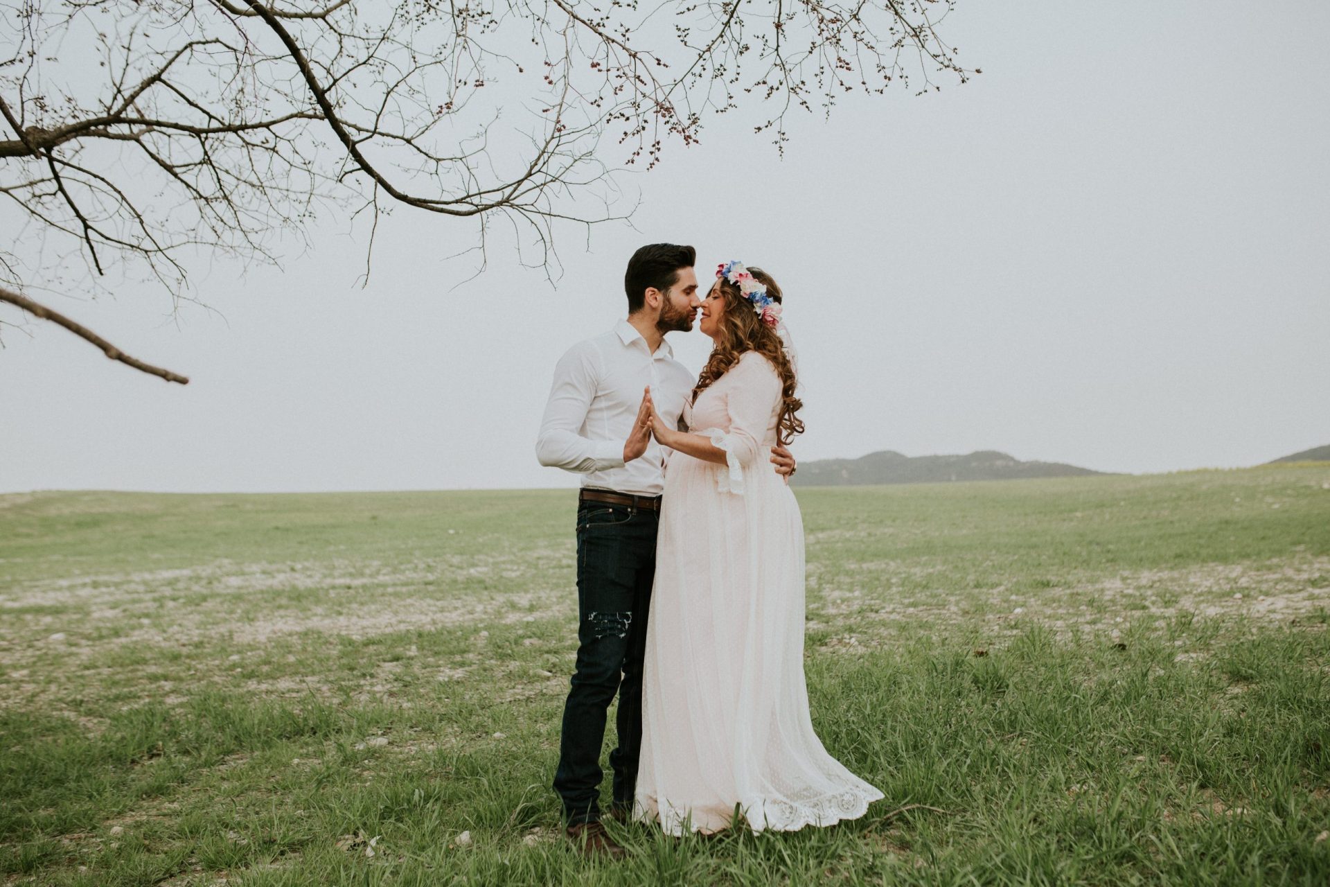 Pareja abrazándose en medio del campo