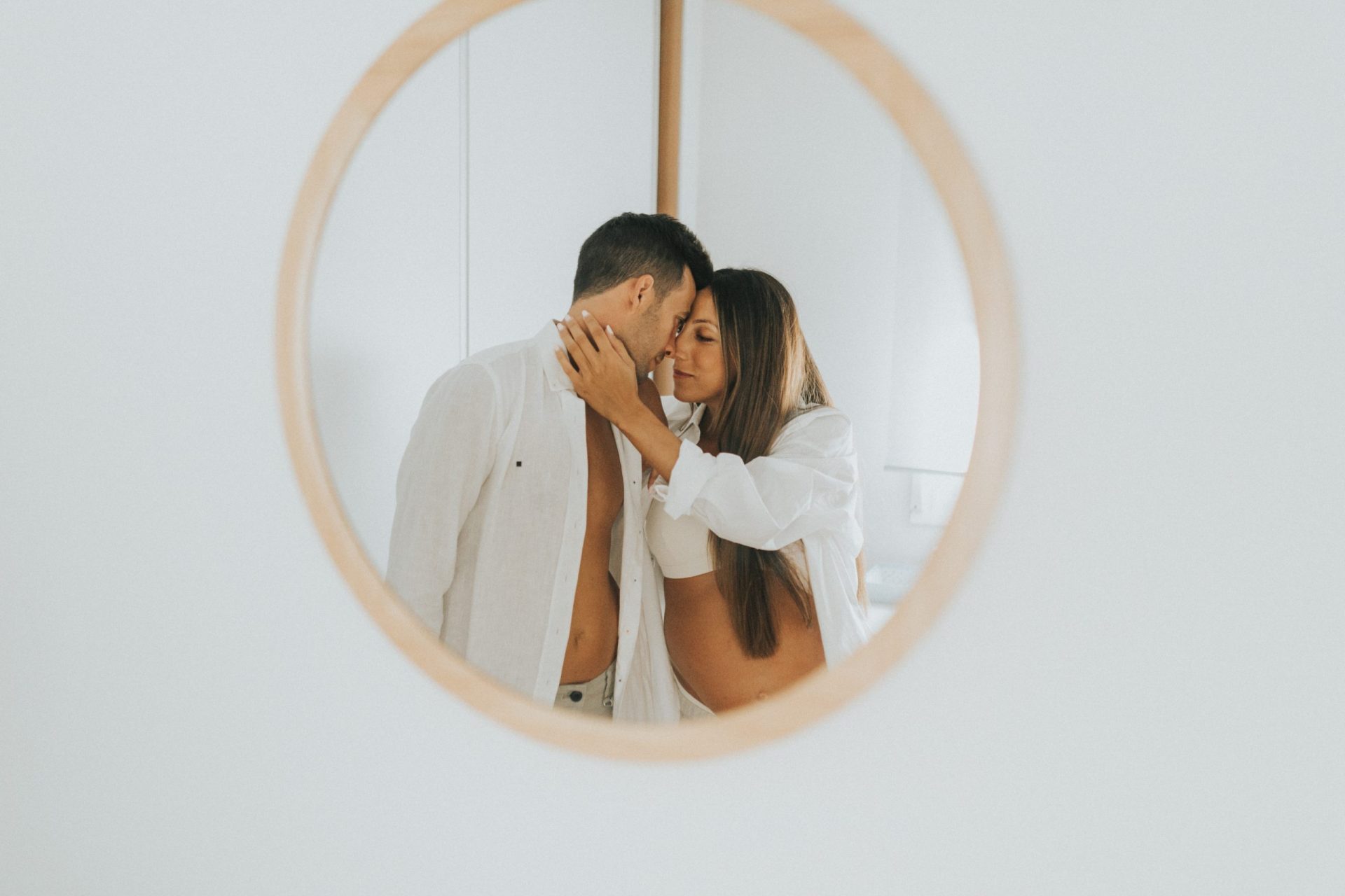 Reflejo sobre un espejo de una pareja abrazándose