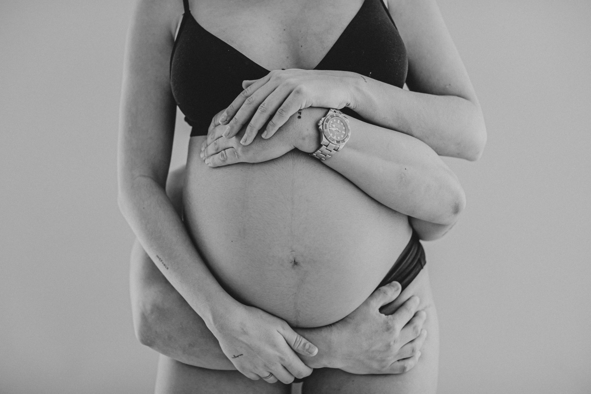 Fotografía en blanco y negro de una embarazada