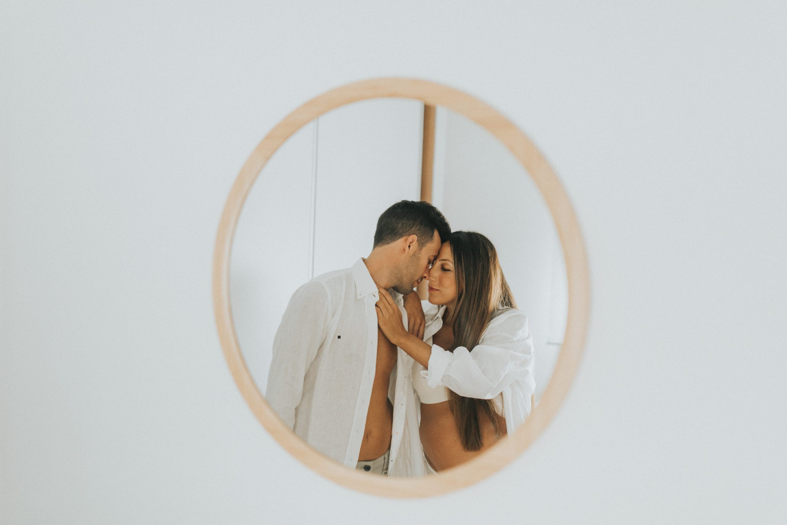 Reflejo de un espejo de una pareja acariciándose