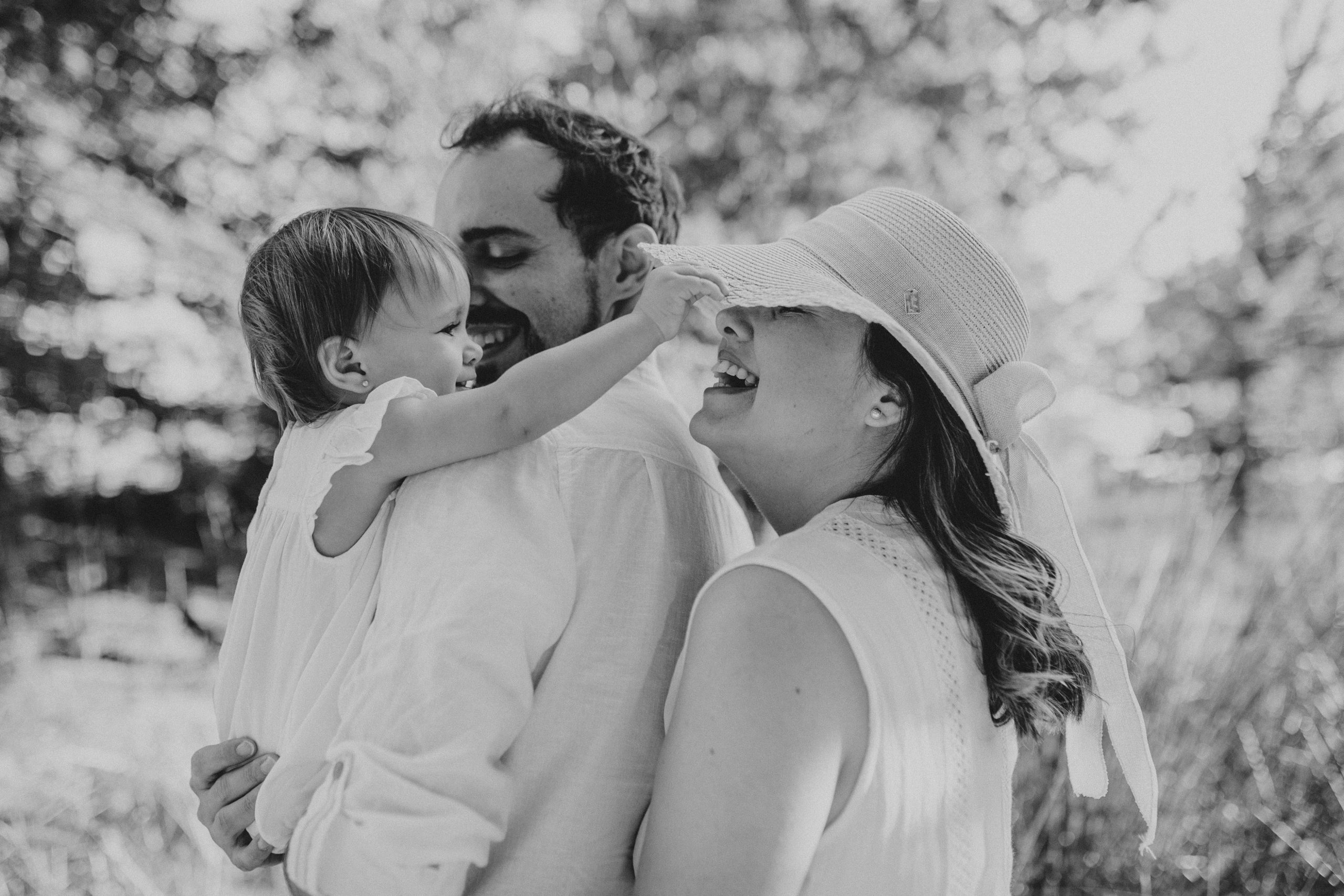 Fotografía en blanco y negro de una familia en el campo