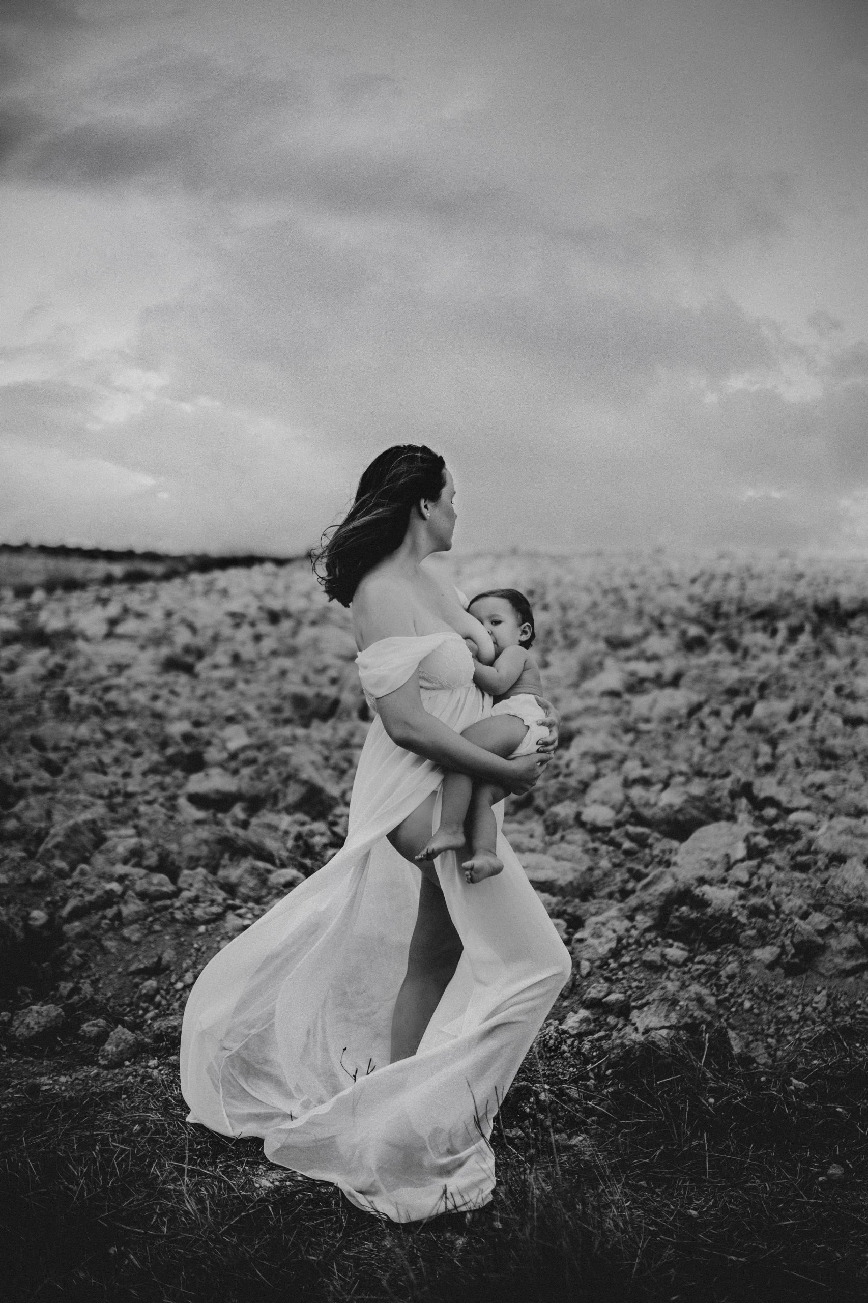 Fotografía en blanco y negro de una madre amamantando a su bebé