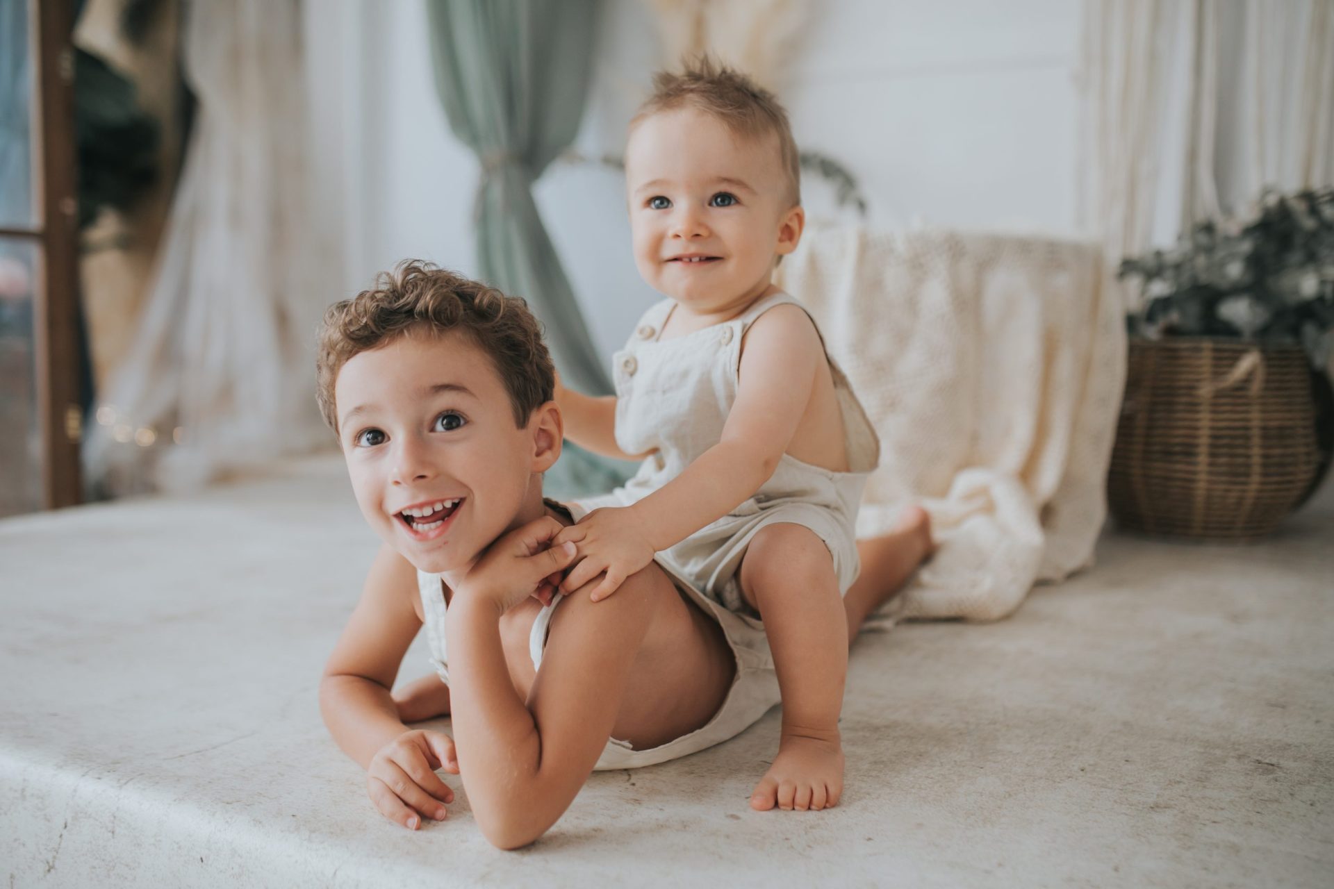 Niños sonrientes jugando
