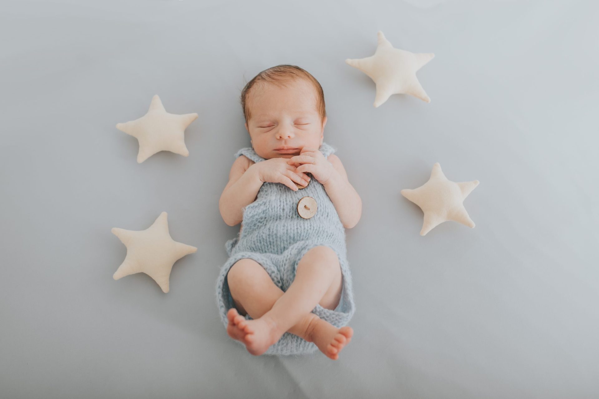 Bebé dormido rodeado de estrella