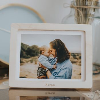 Marco rectangular con nombre del niño impreso en la parte de abajo