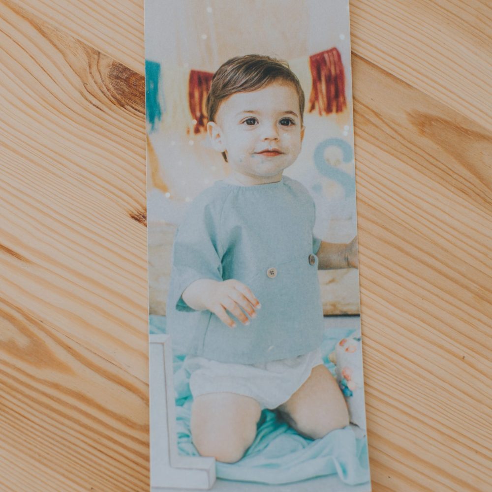 fotografía impresa de un niño en forma rectangular