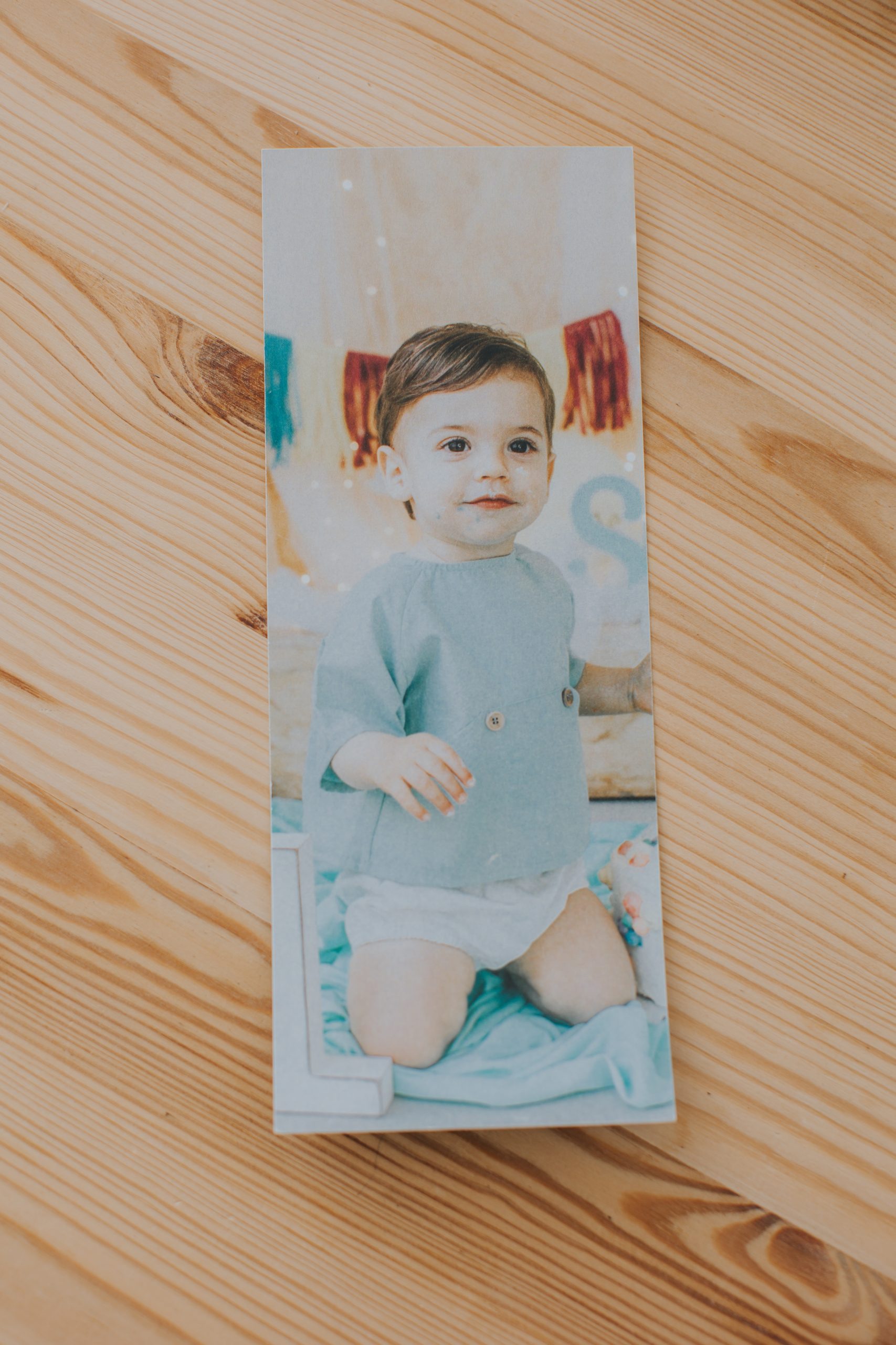fotografía impresa de un niño en forma rectangular