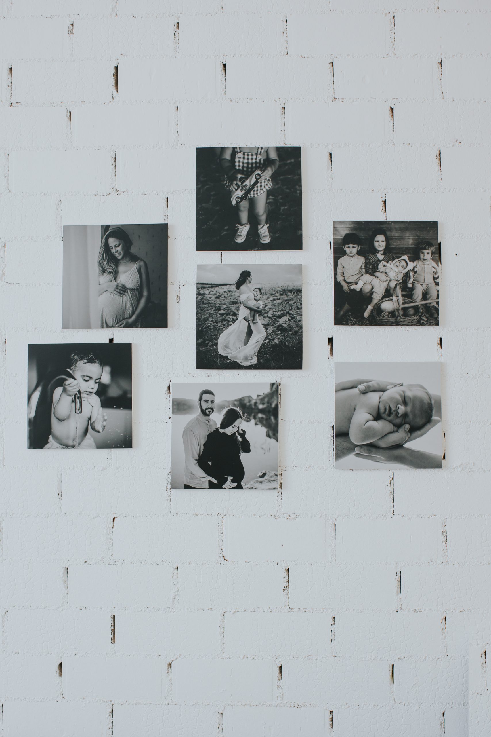 Fotografía de varias personas impresas en forma rectangular pegadas a la pared