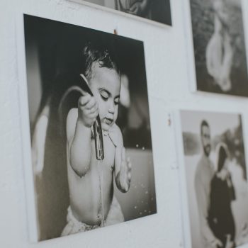 Fotografía de varias personas impresas en forma rectangular pegadas a la pared