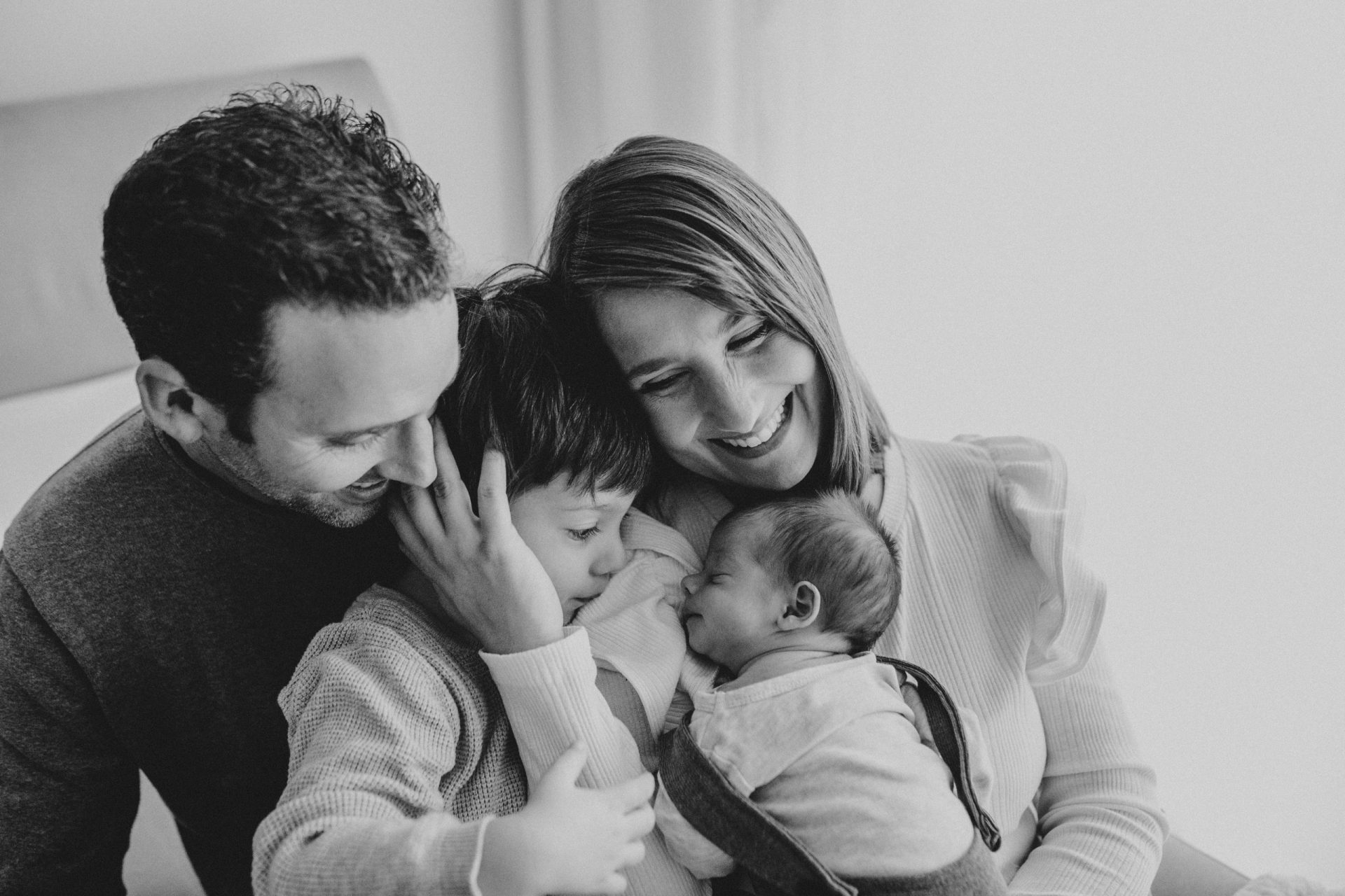 fotografía en blanco y negro de una familia feliz