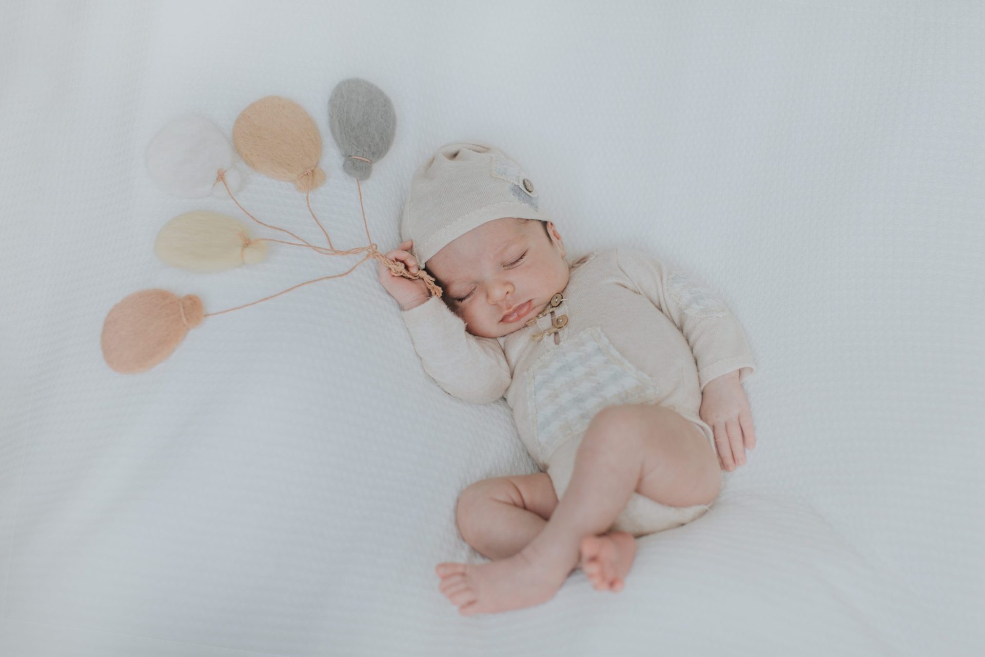 Bebé dormido con globos hechos con hilo