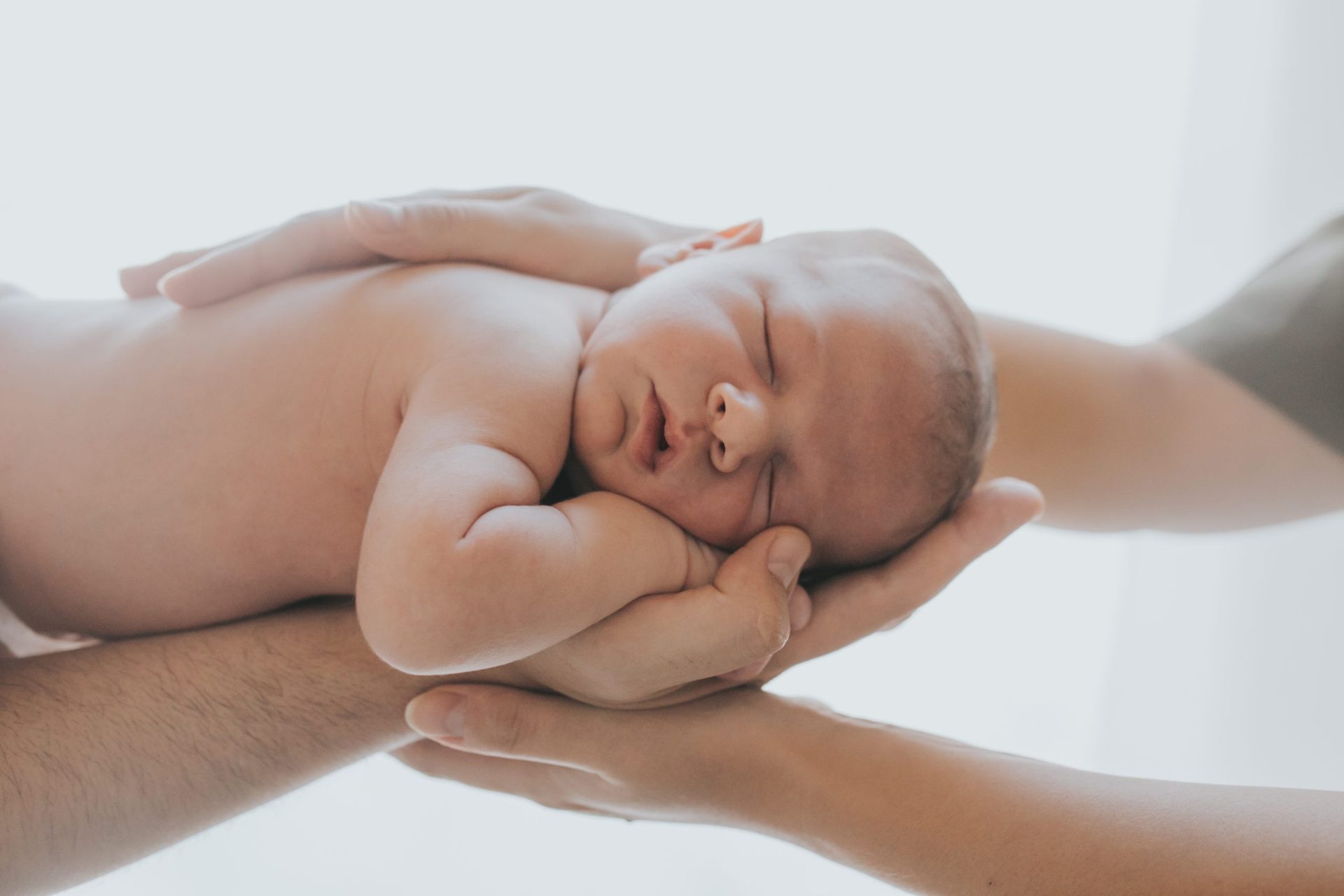 recién nacido sujeto con manos