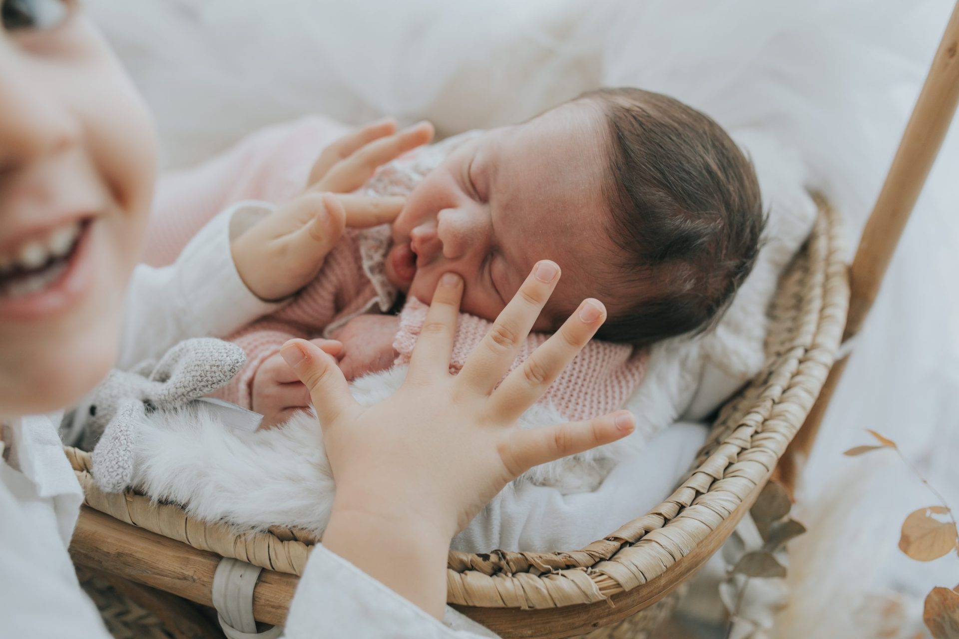 Niño tocando la cara del recién nacido