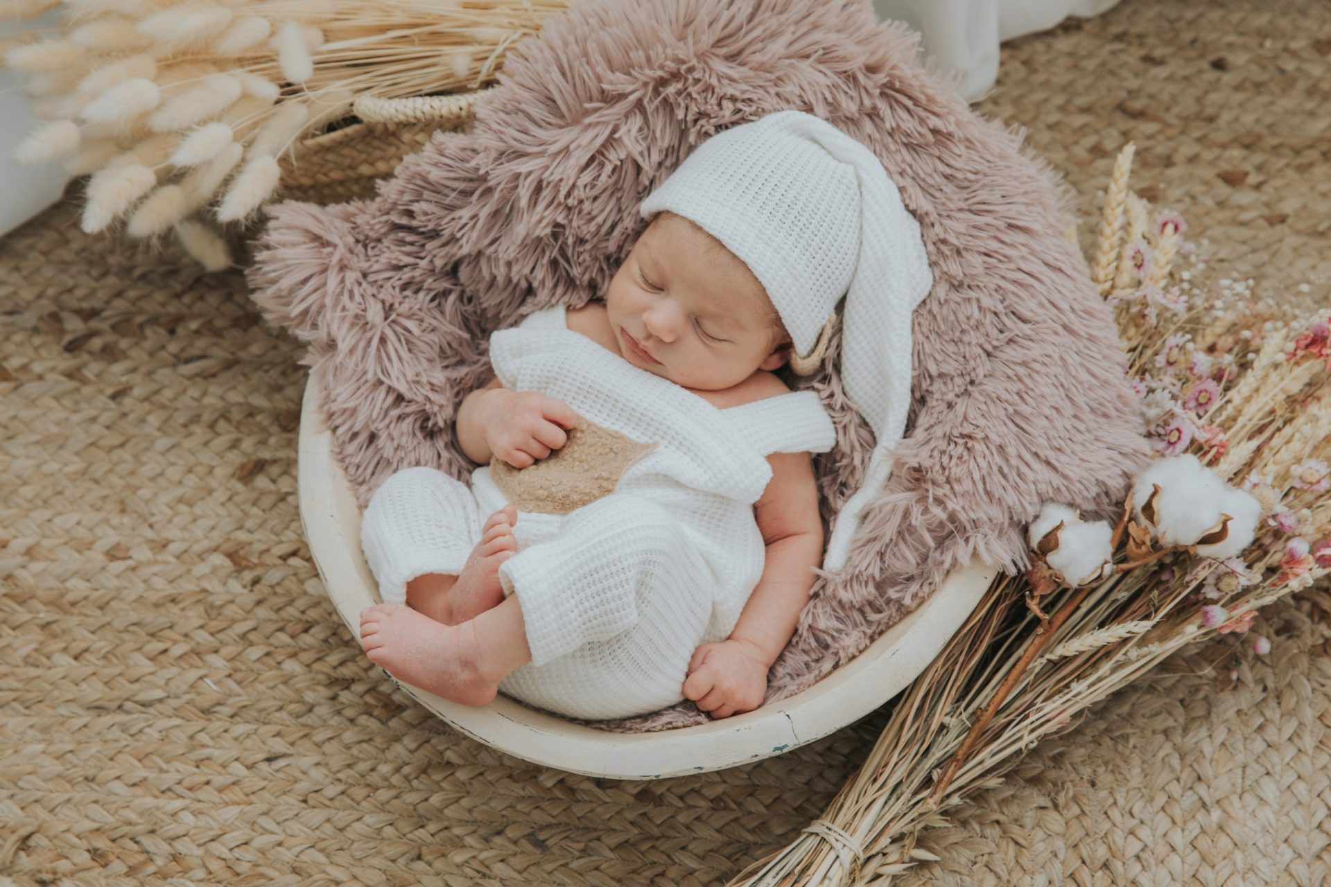 Bebé dormido en una cesta con mantas