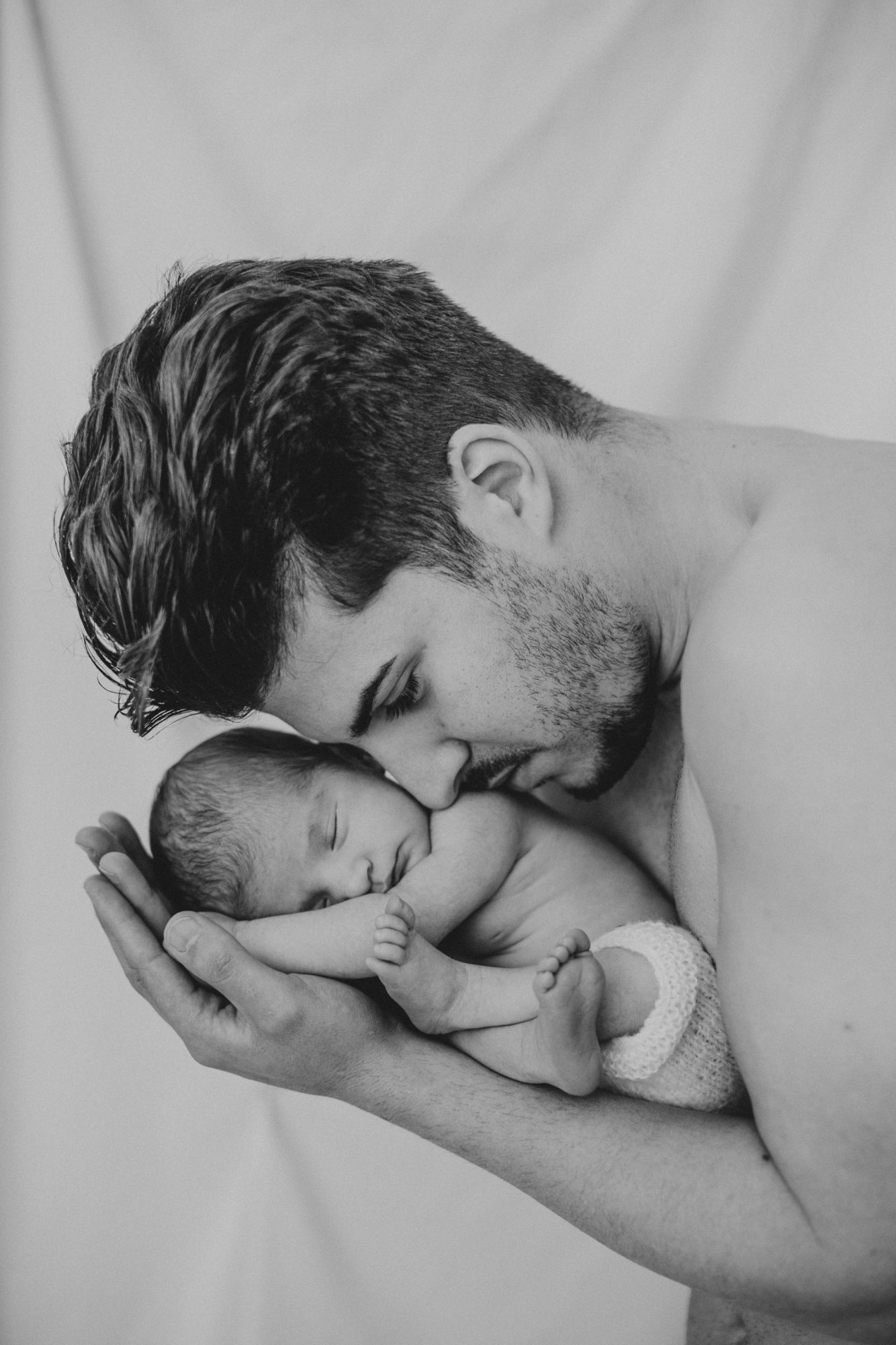 Padre e hijo abrazados imagen en blanco y negro