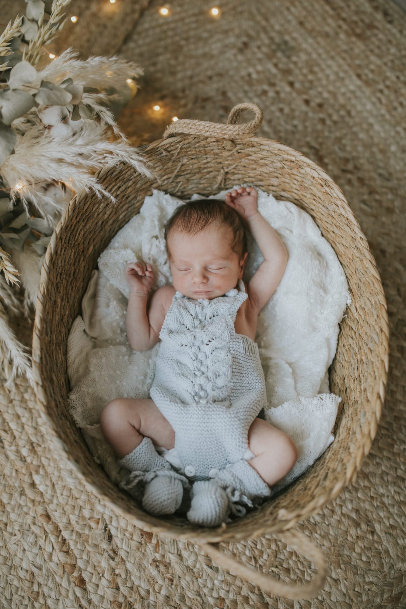 recién nacido en una cesta de mimbre