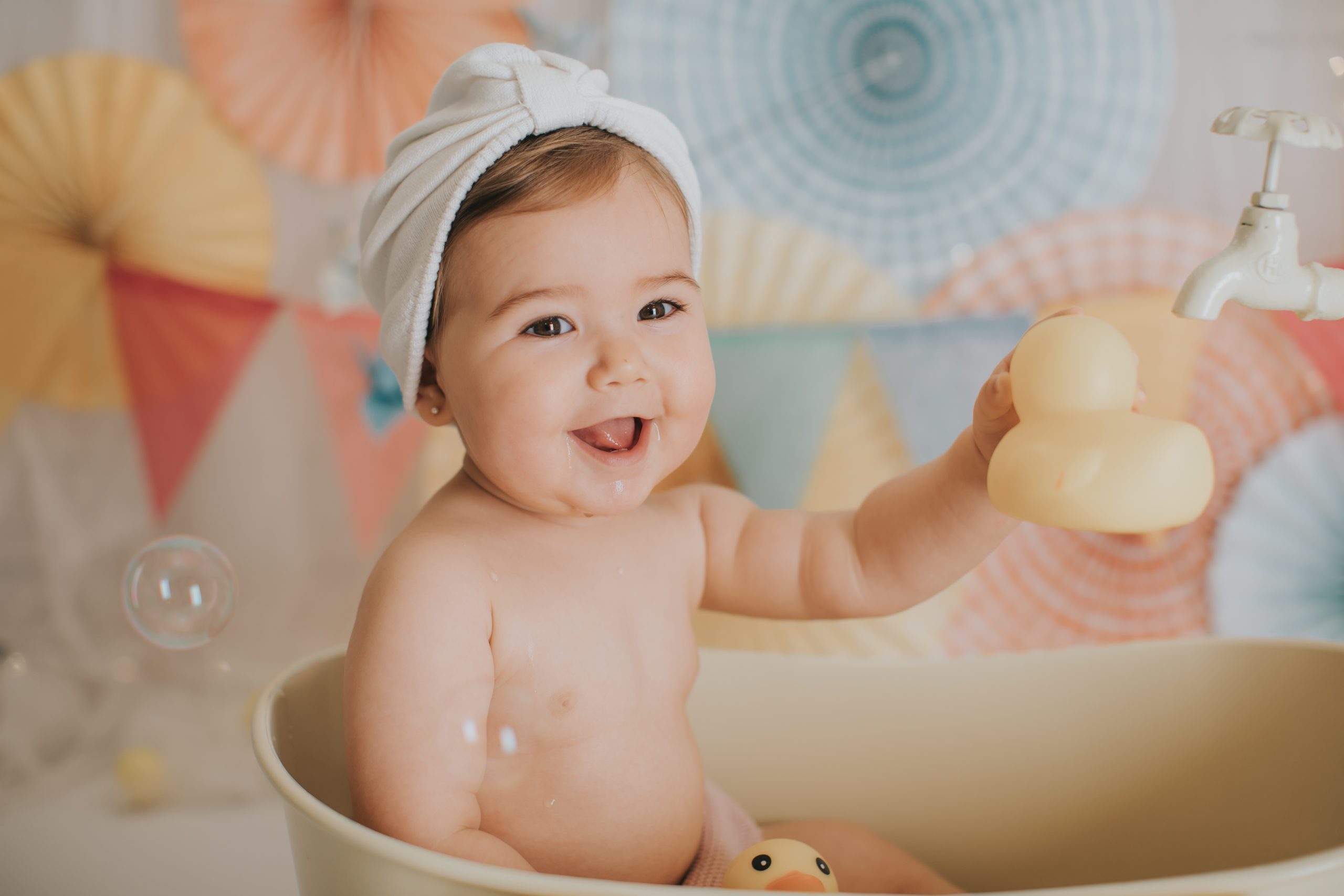 Bebé en una bañera de juguete