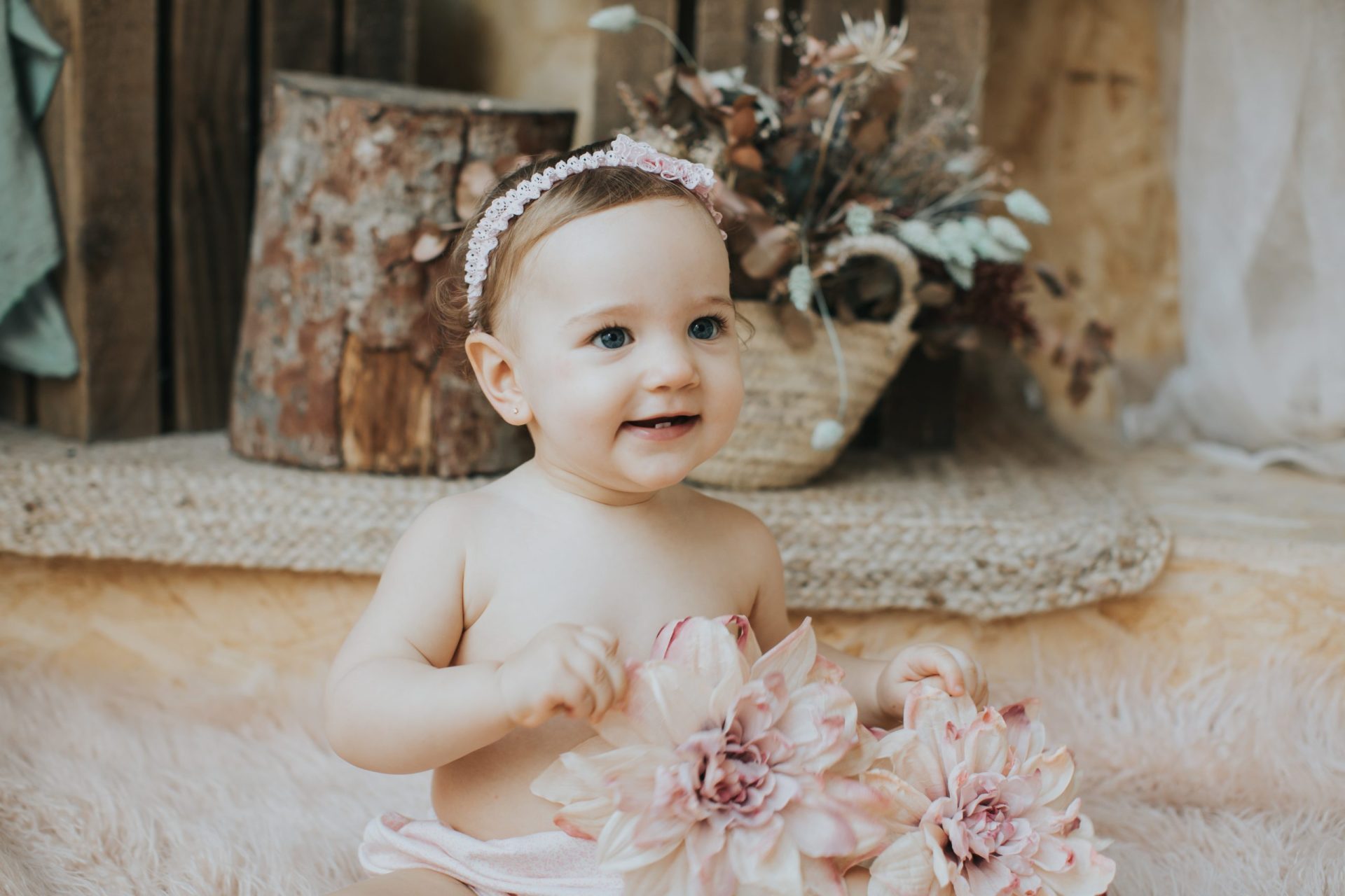 Bebé tocando flores rosas