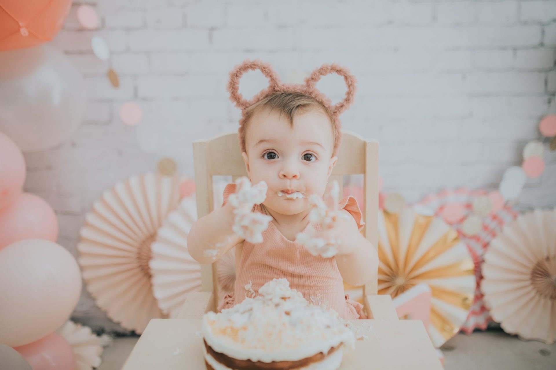 Bebé comiendo tarta