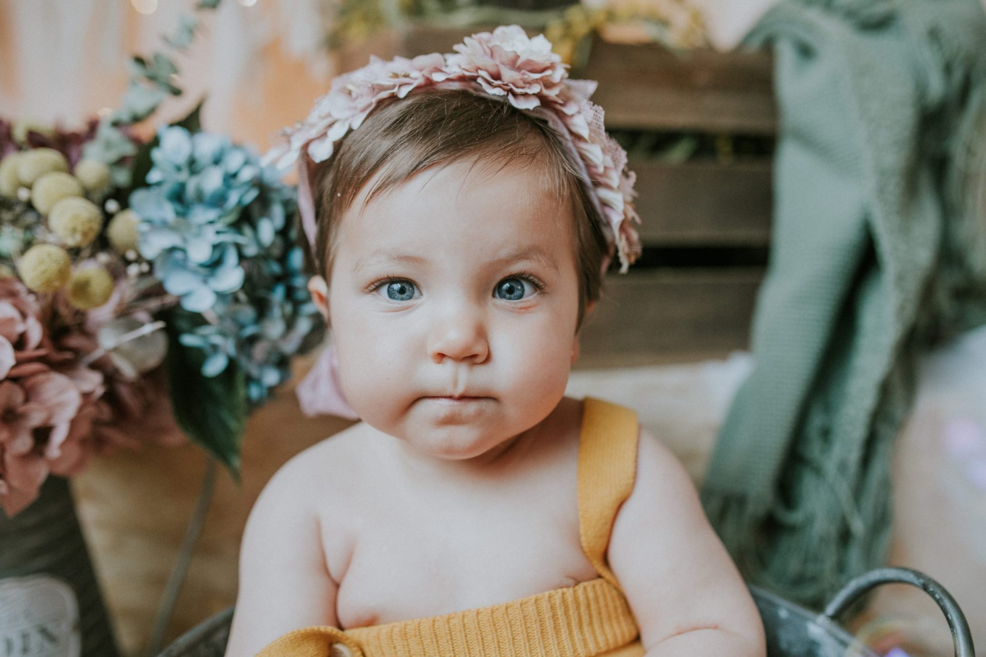 Niña observando atentamente la cámara