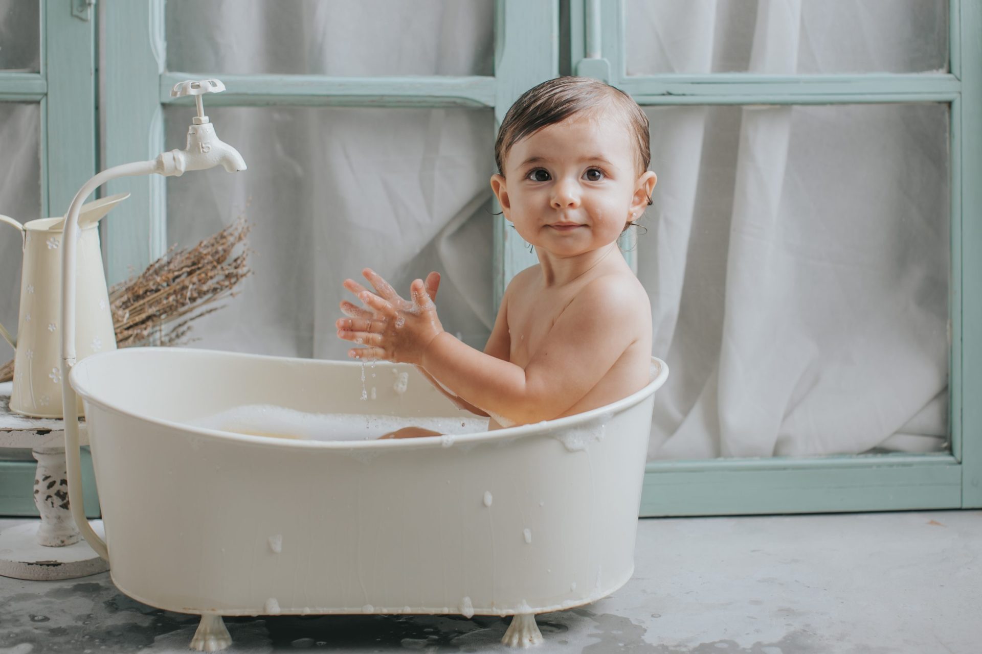 Niño mojándose en la bañera de juguete