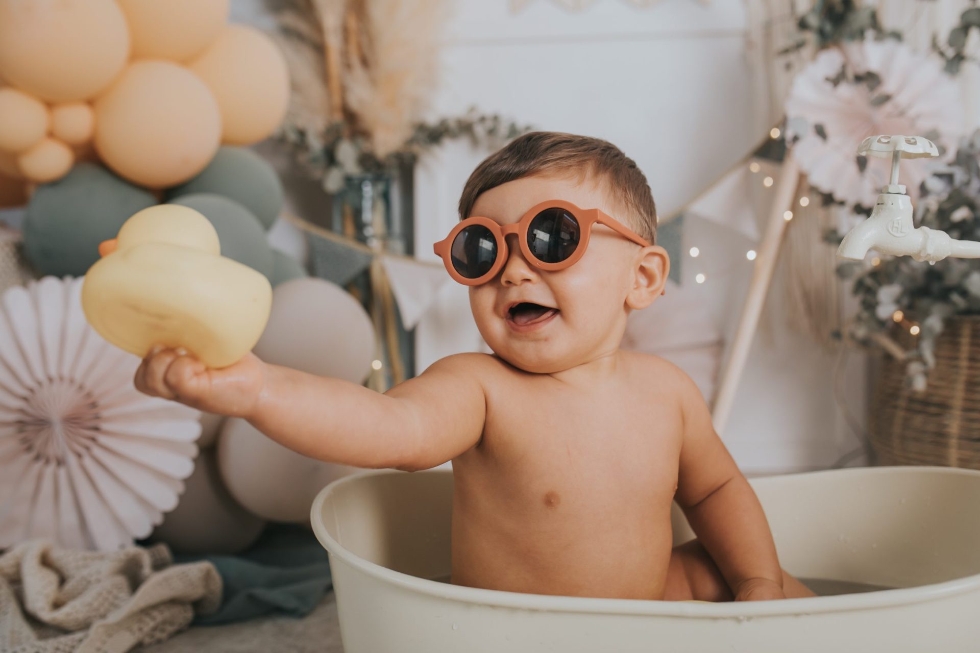 Bebé con gafas de sol