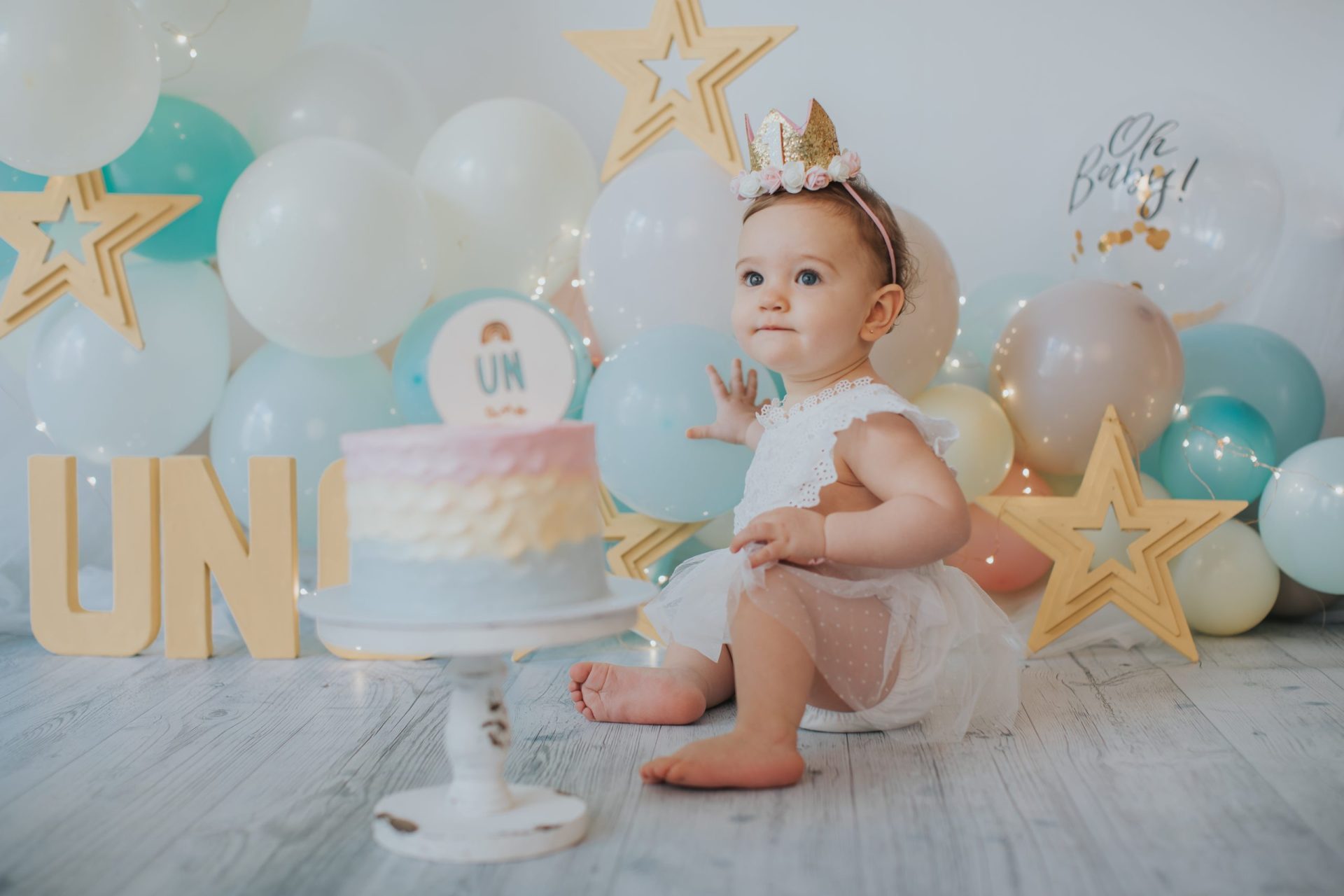 Niña comiendo tarta