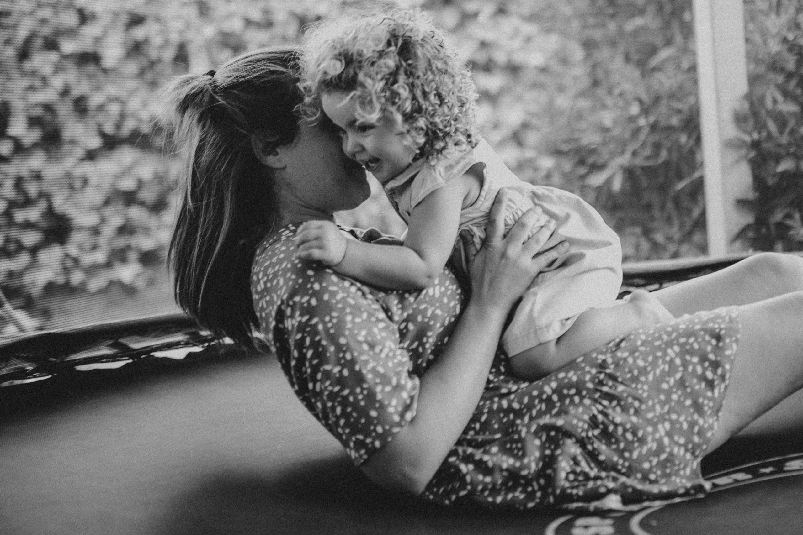 Fotografía en blanco y negro de madre e hija jugando juntas